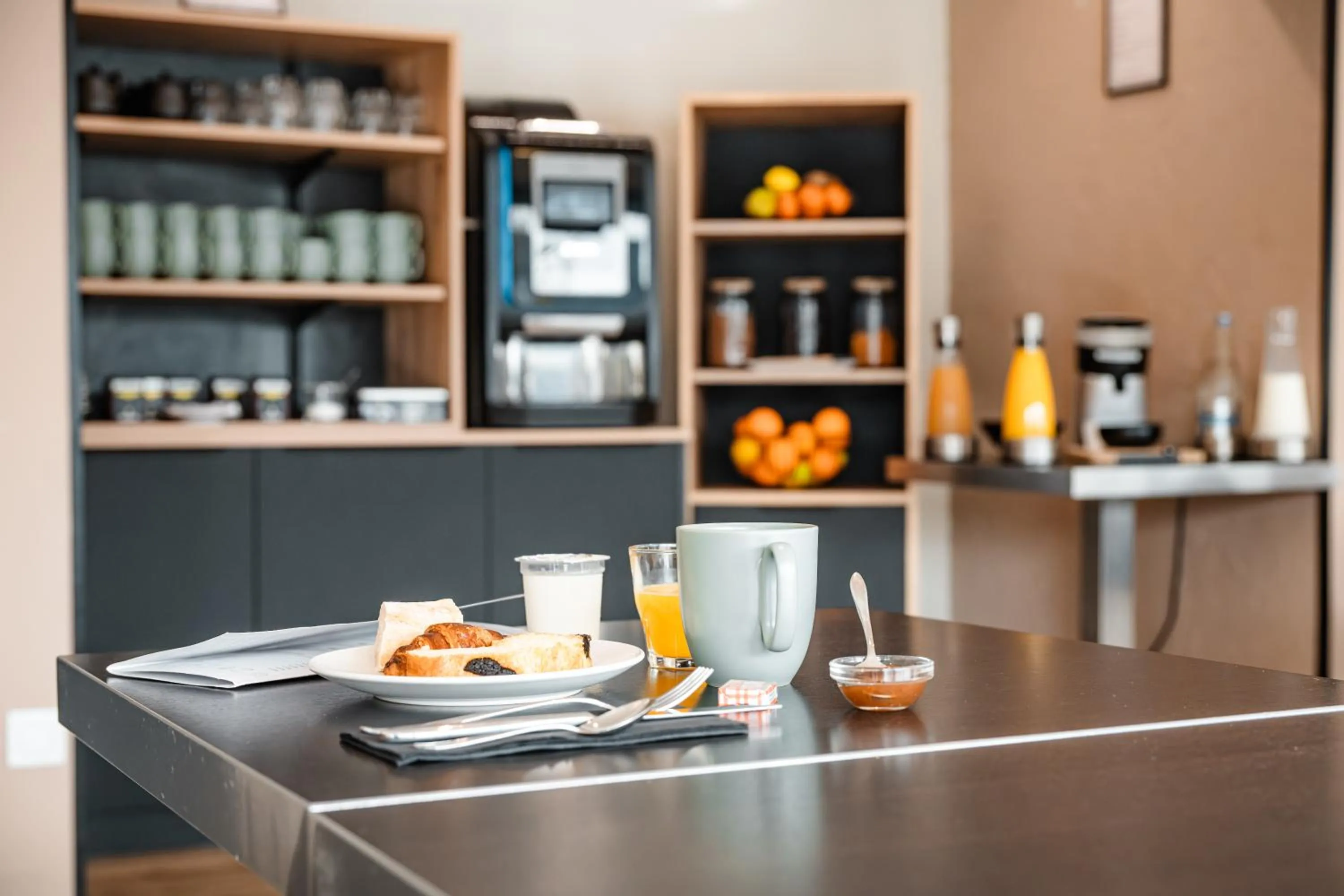 Breakfast in Brit Hotel L'Arrivée Guingamp