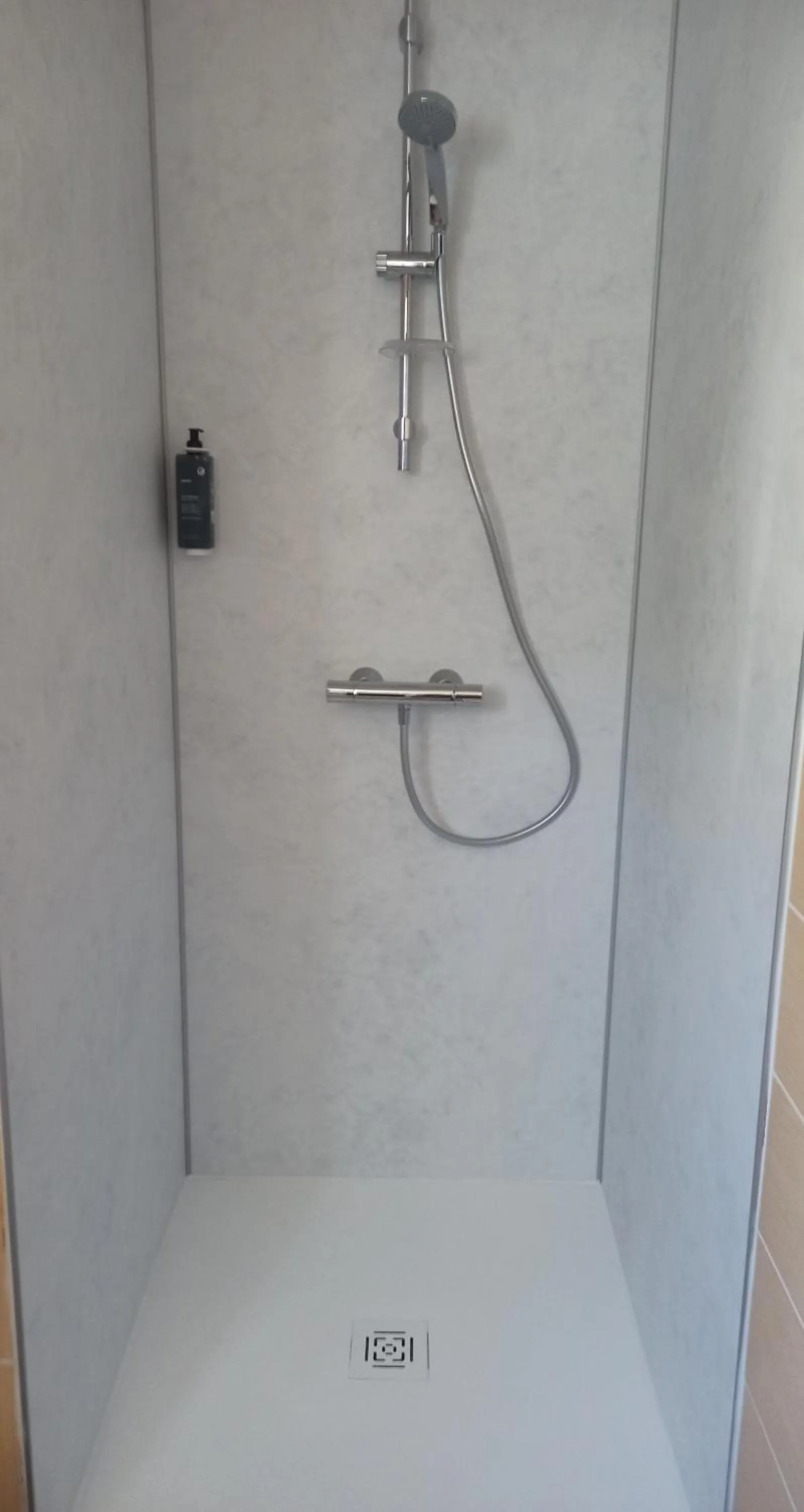 Shower in Brit Hotel L'Arrivée Guingamp