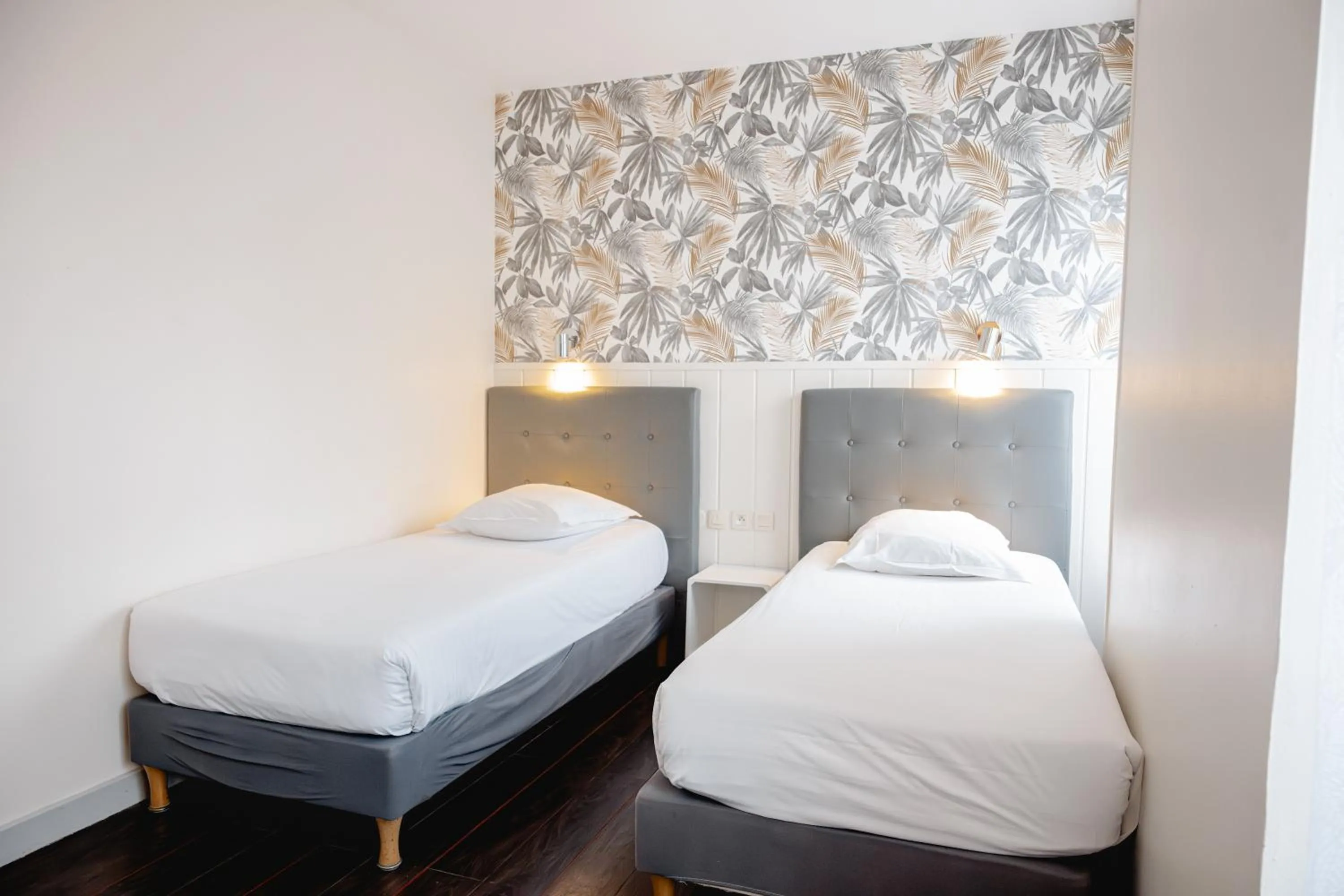 Bedroom, Bed in Brit Hotel L'Arrivée Guingamp