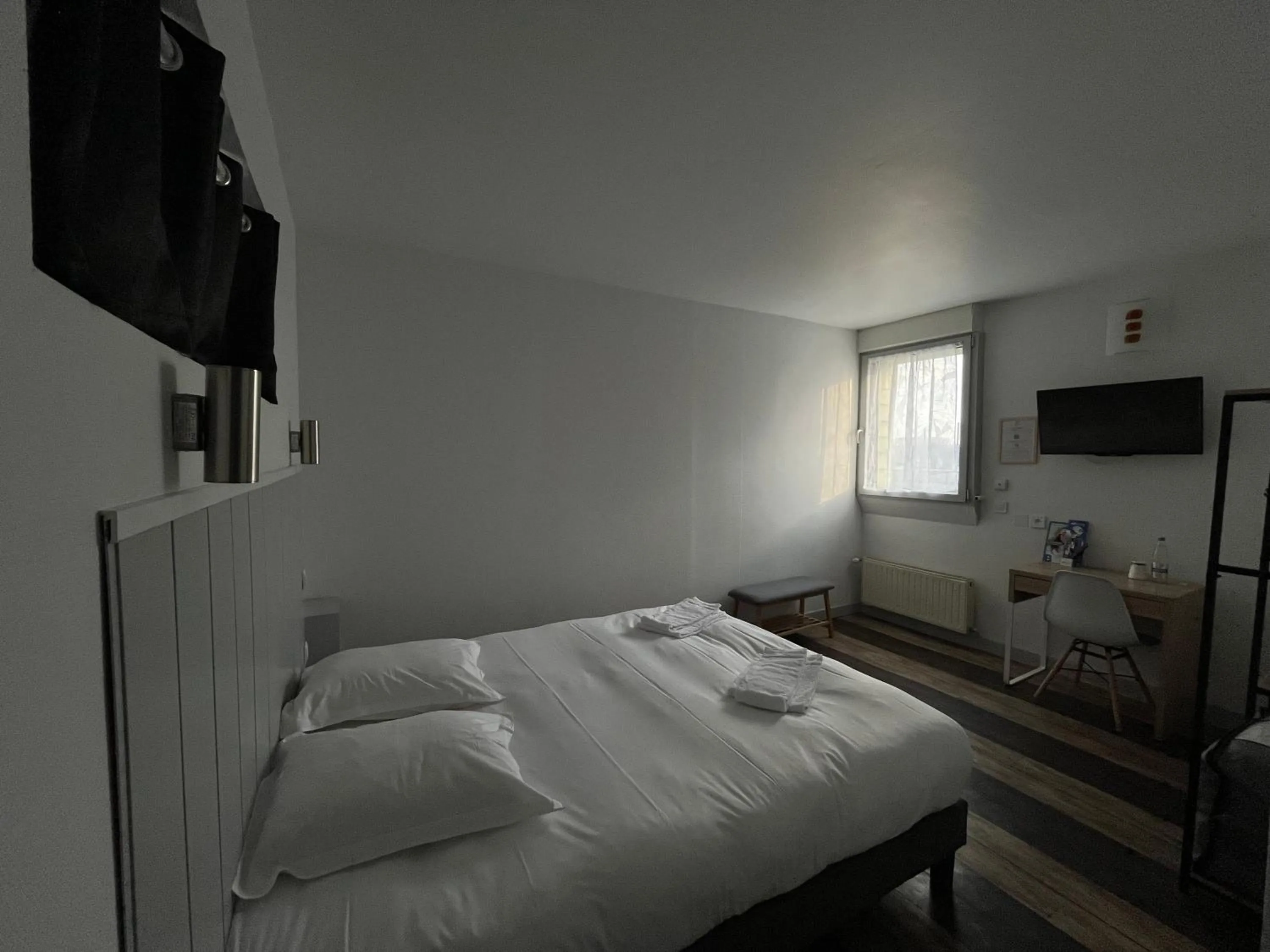 Bedroom, Bed in Brit Hotel L'Arrivée Guingamp