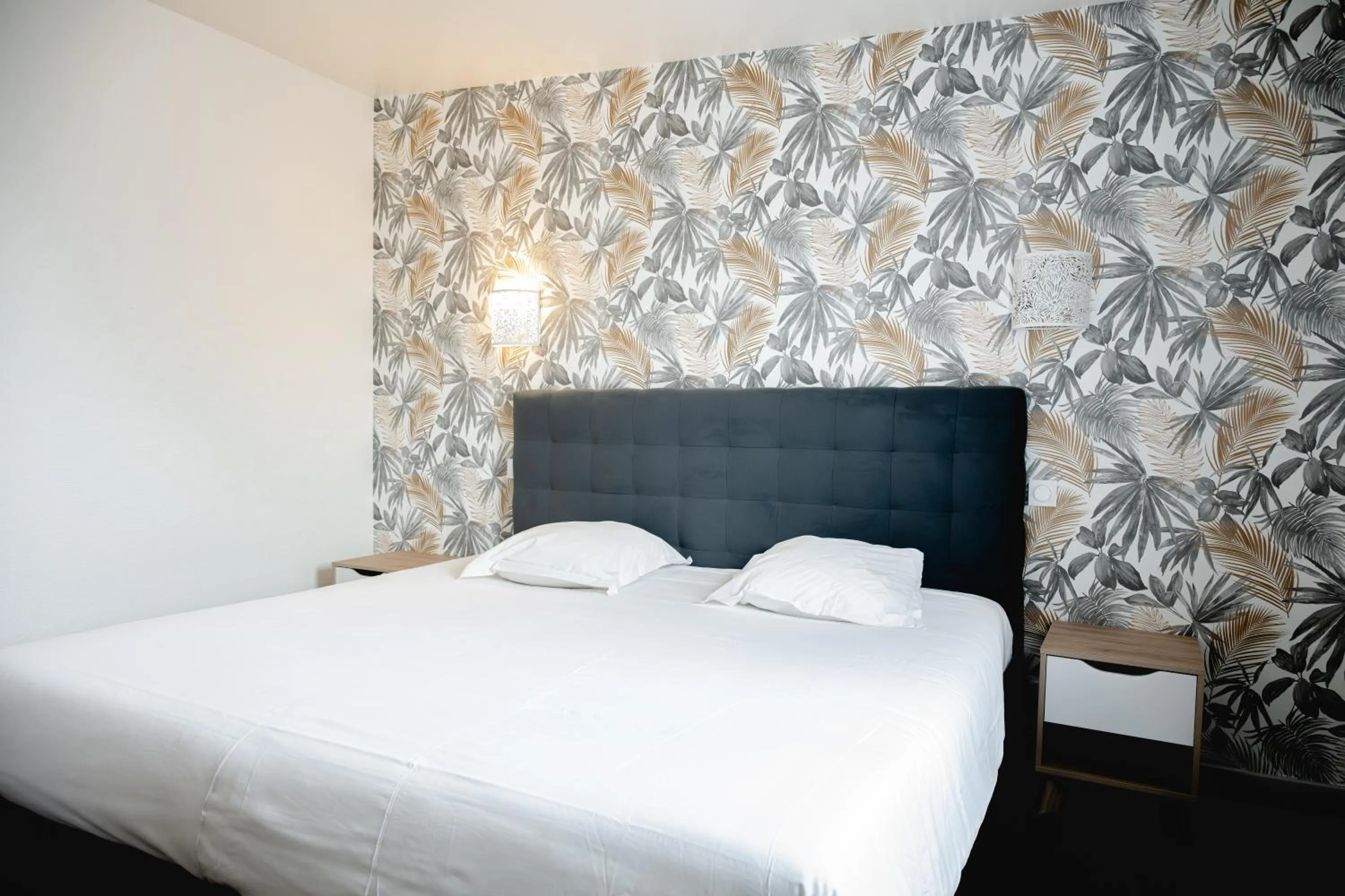 Bedroom, Bed in Brit Hotel L'Arrivée Guingamp