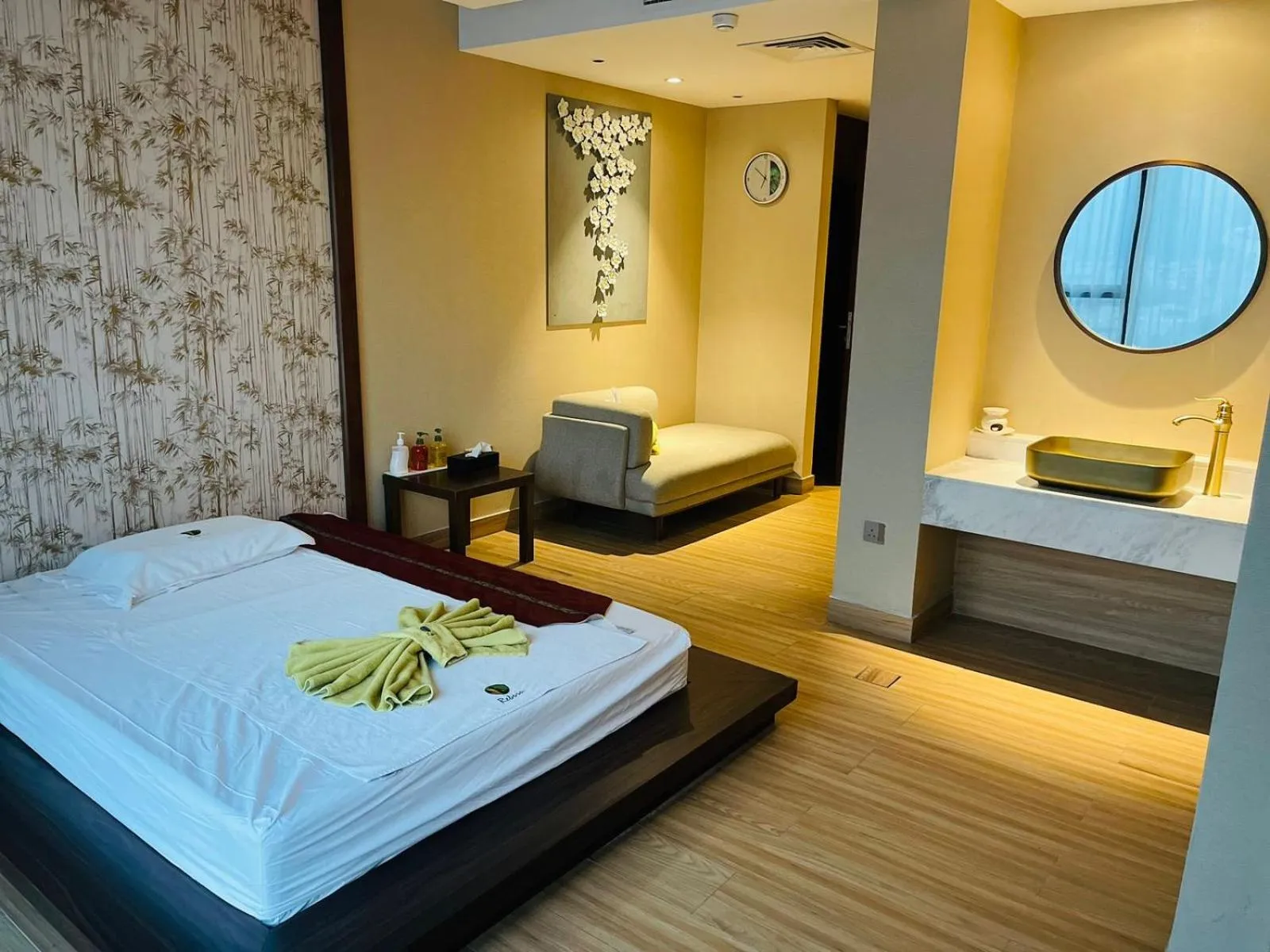 Spa and wellness centre/facilities, Bed in Ramee Dream Hotel Downtown