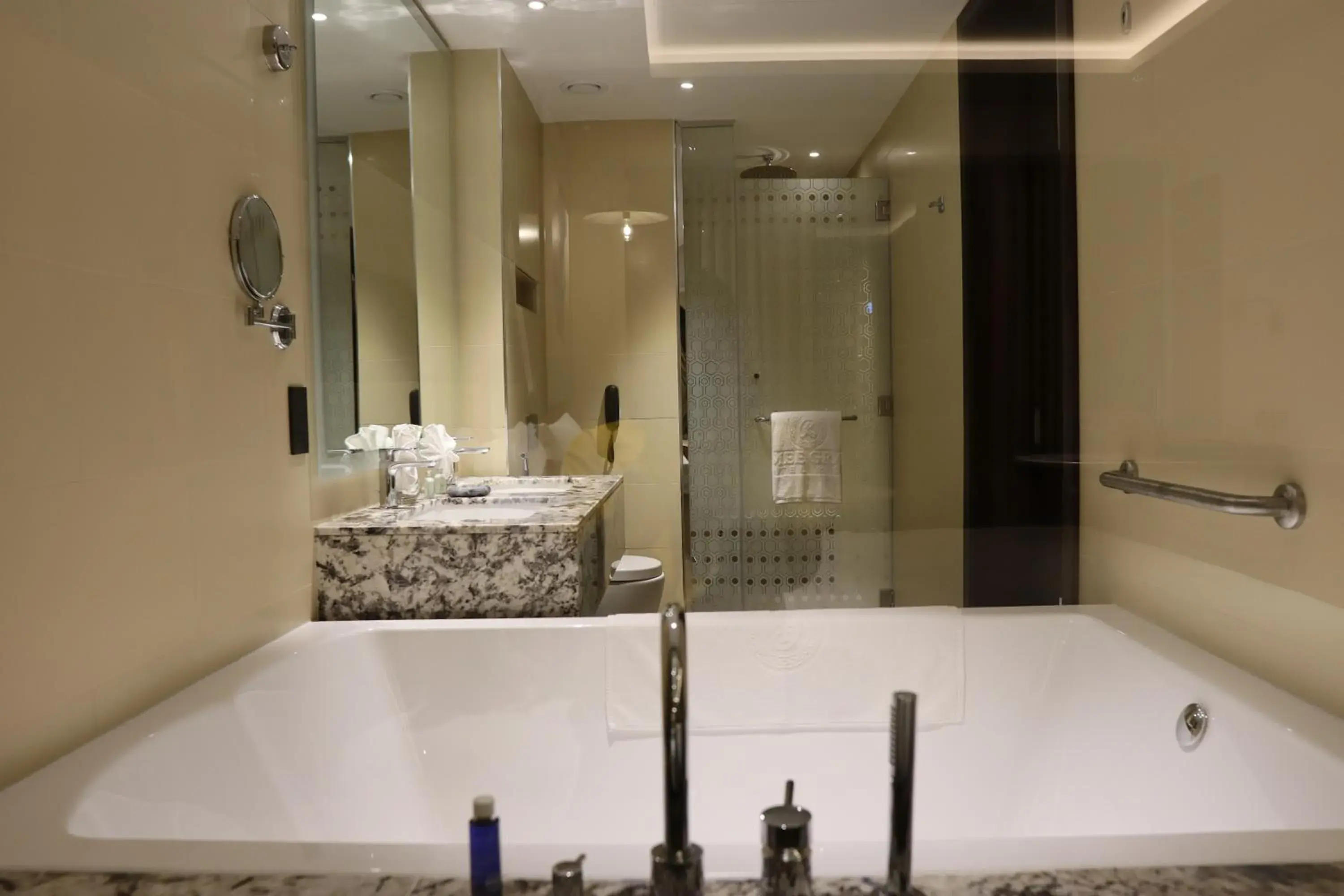 Luxury King Room in Ramee Dream Hotel Downtown Luxury King Room in Ramee Dream Hotel Downtown