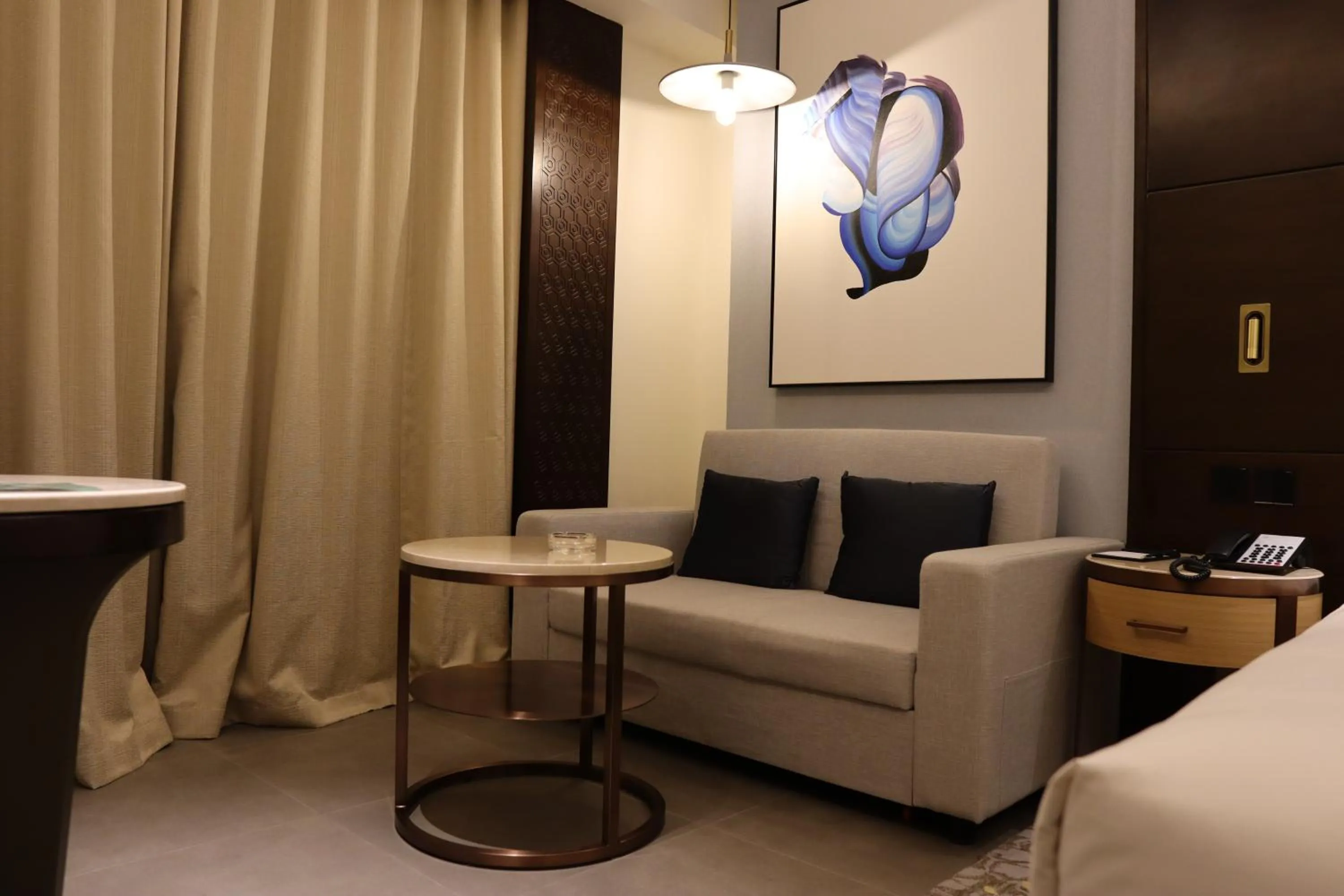 Seating area in Ramee Dream Hotel Downtown