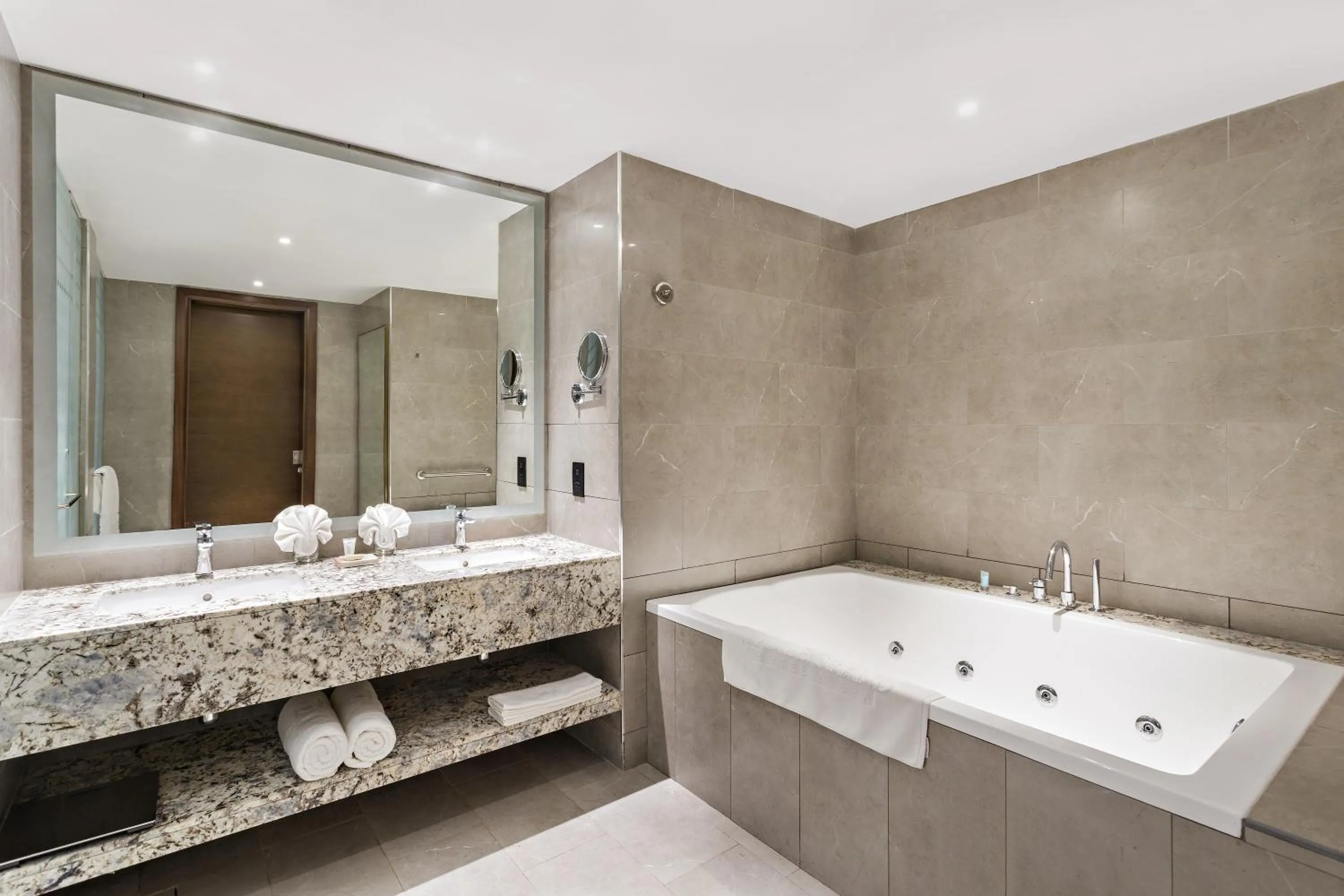 Bathroom in Ramee Dream Hotel Downtown