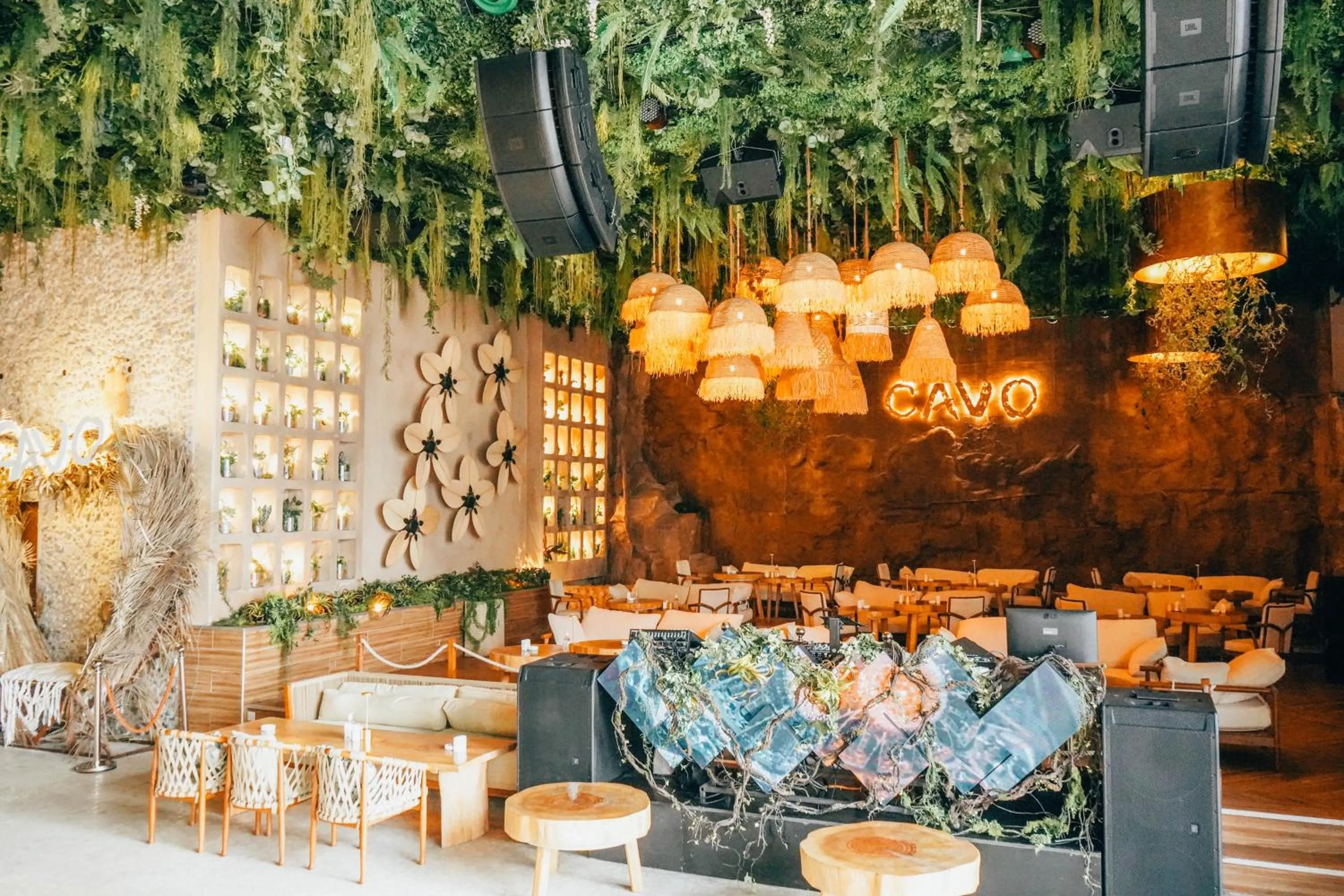 Nightclub / DJ in Ramee Dream Hotel Downtown