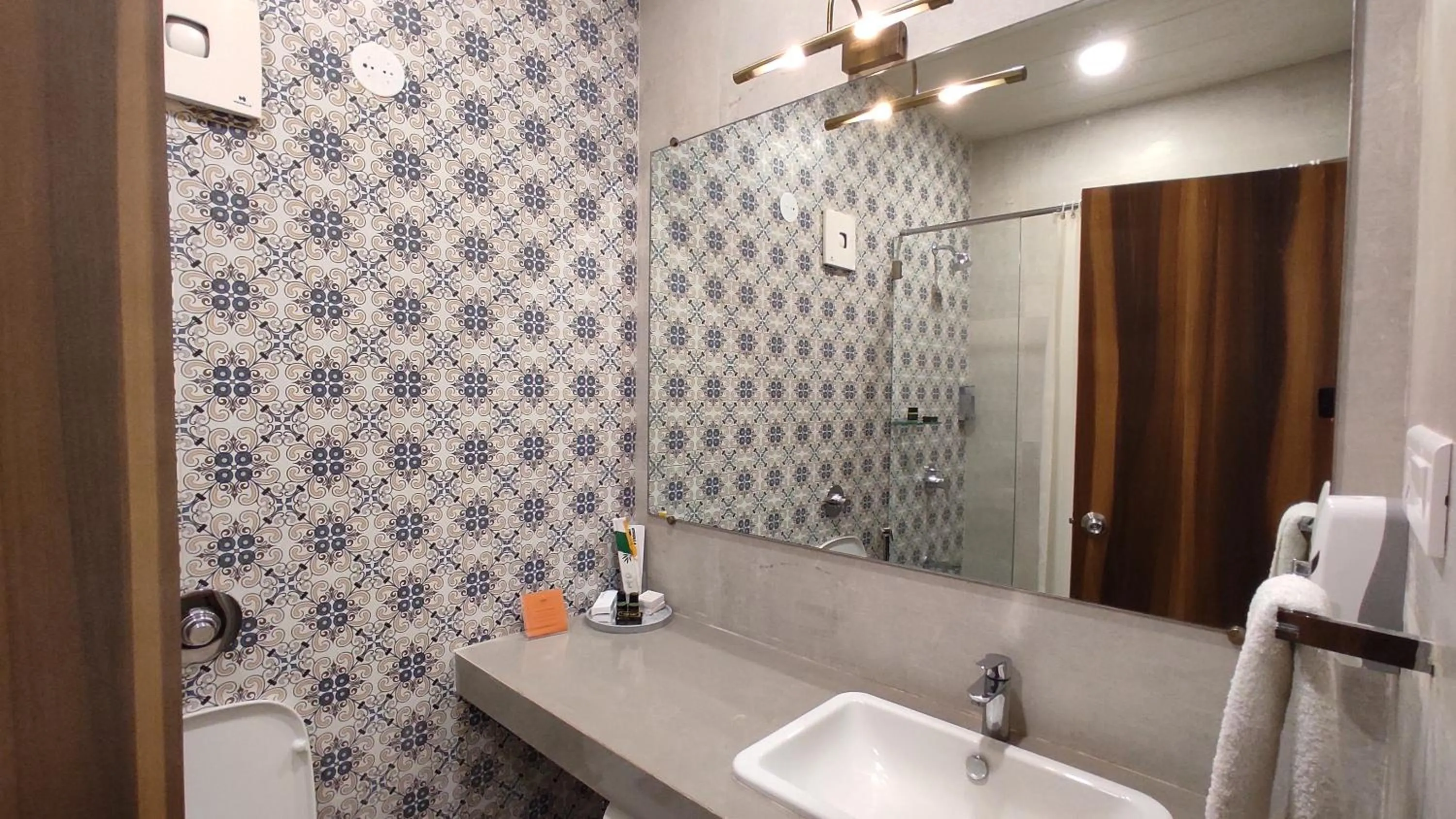 Shower in juSTa Rudra Resort & Spa