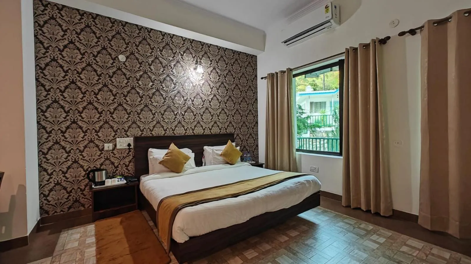 Bed in Pineland Resorts & Chalets Kasauli