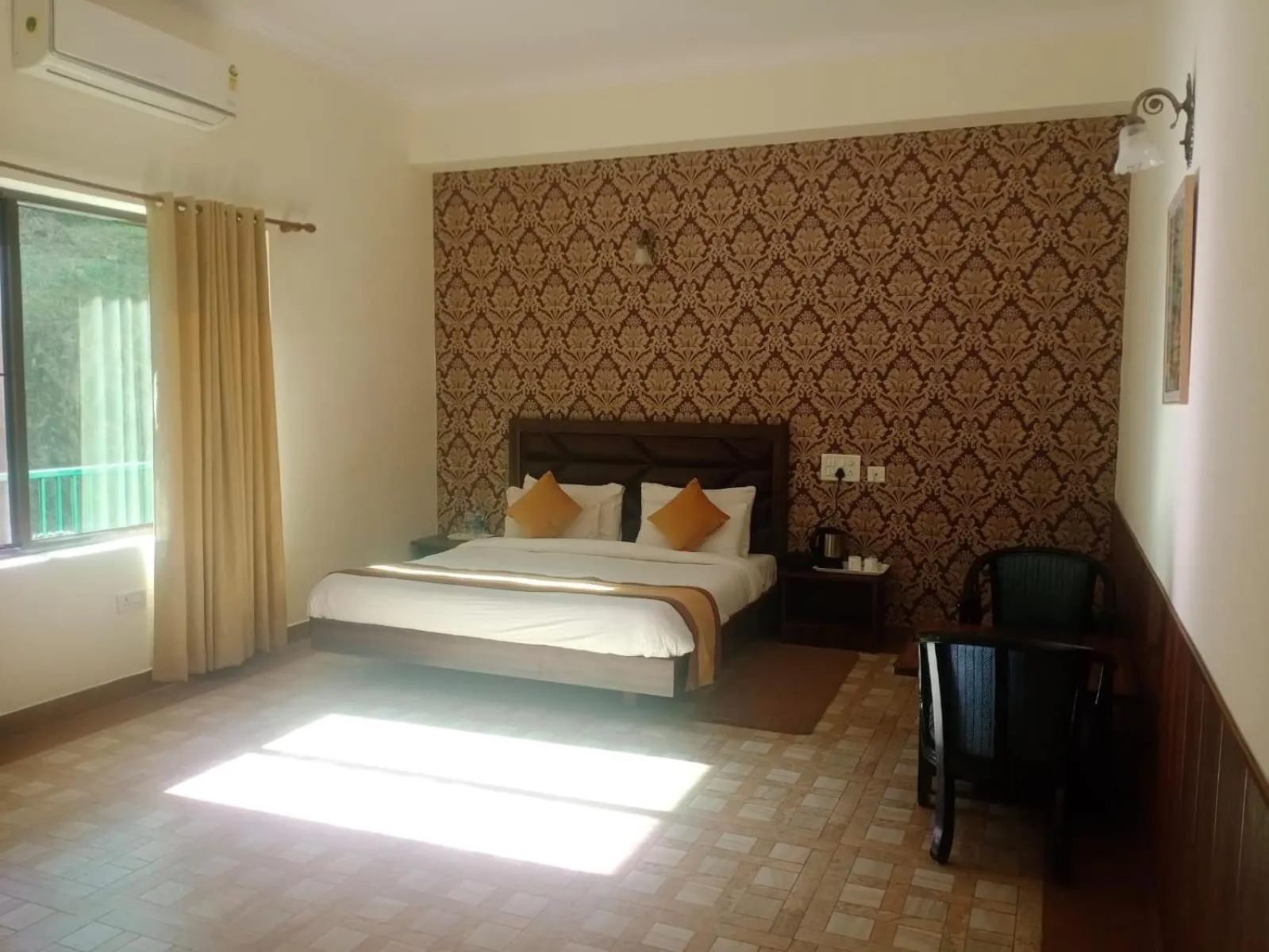 Bed in Pineland Resorts & Chalets Kasauli