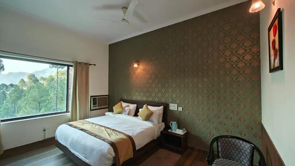 Deluxe Double Room with Balcony in Pineland Resorts & Chalets Kasauli Deluxe Double Room with Balcony in Pineland Resorts & Chalets Kasauli