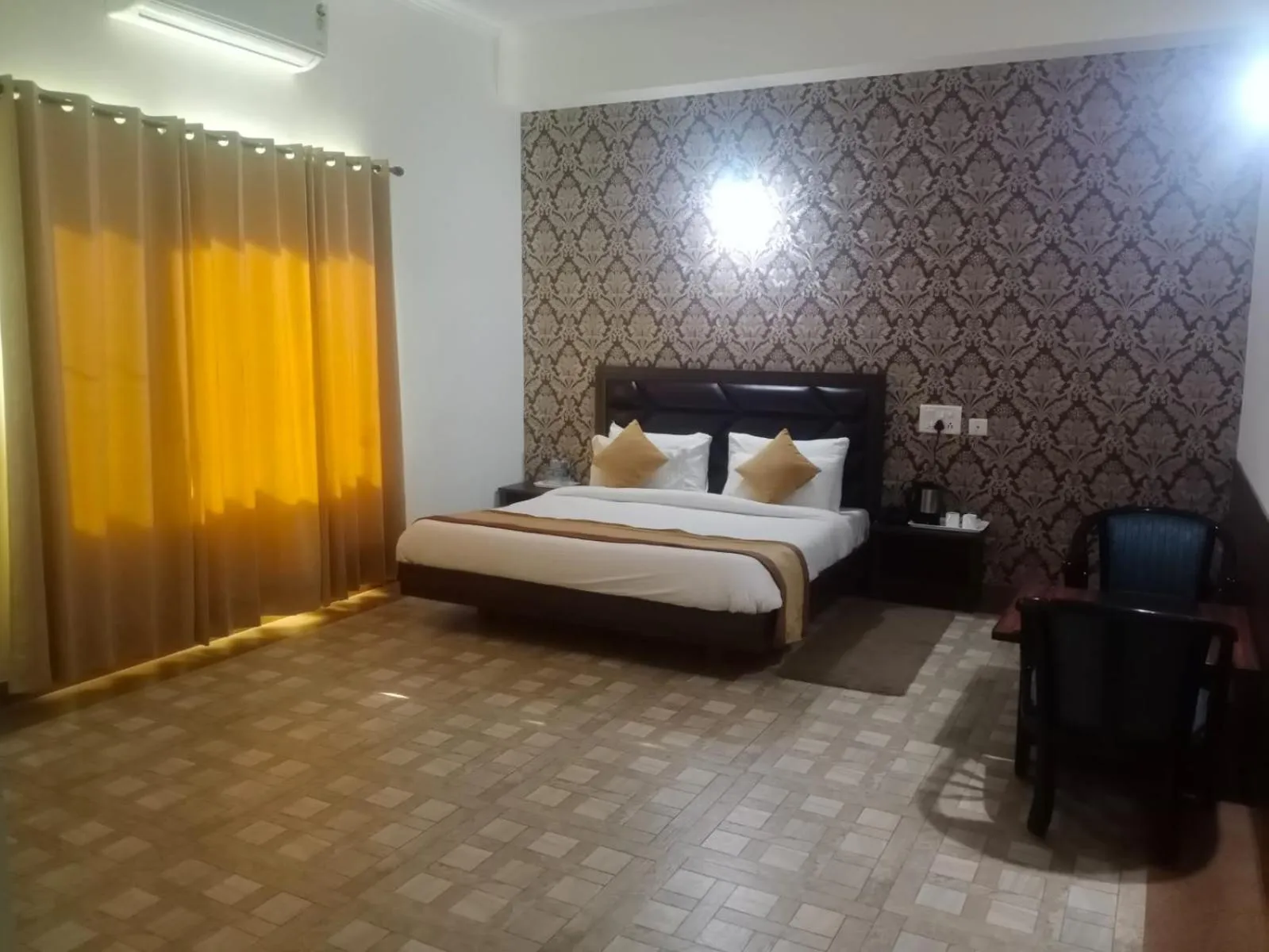 Bed in Pineland Resorts & Chalets Kasauli