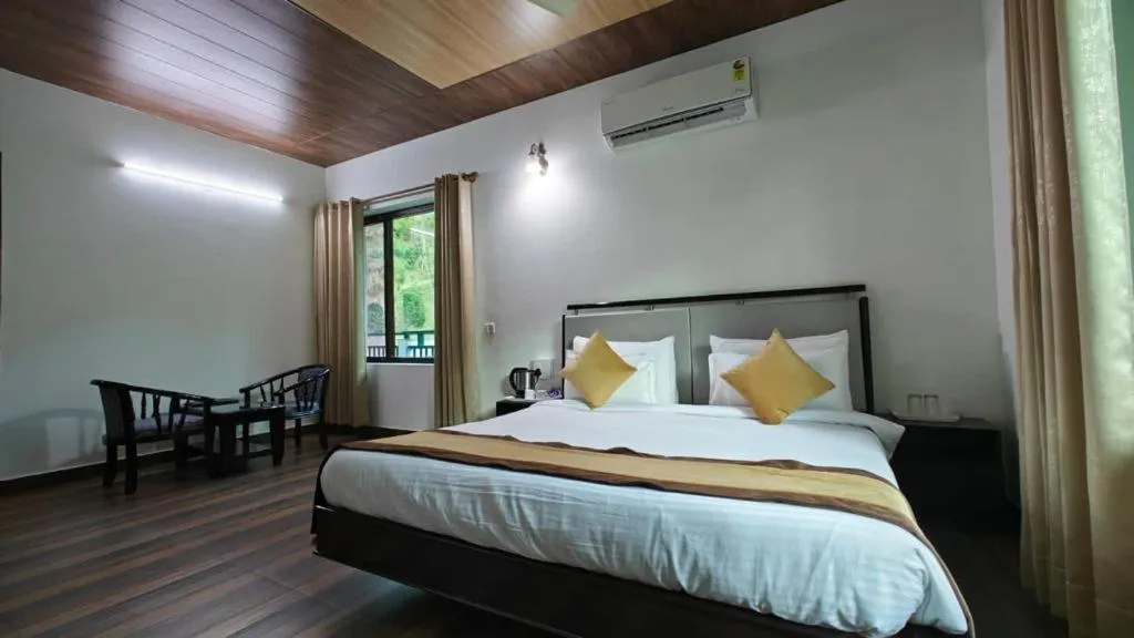 Bed in Pineland Resorts & Chalets Kasauli