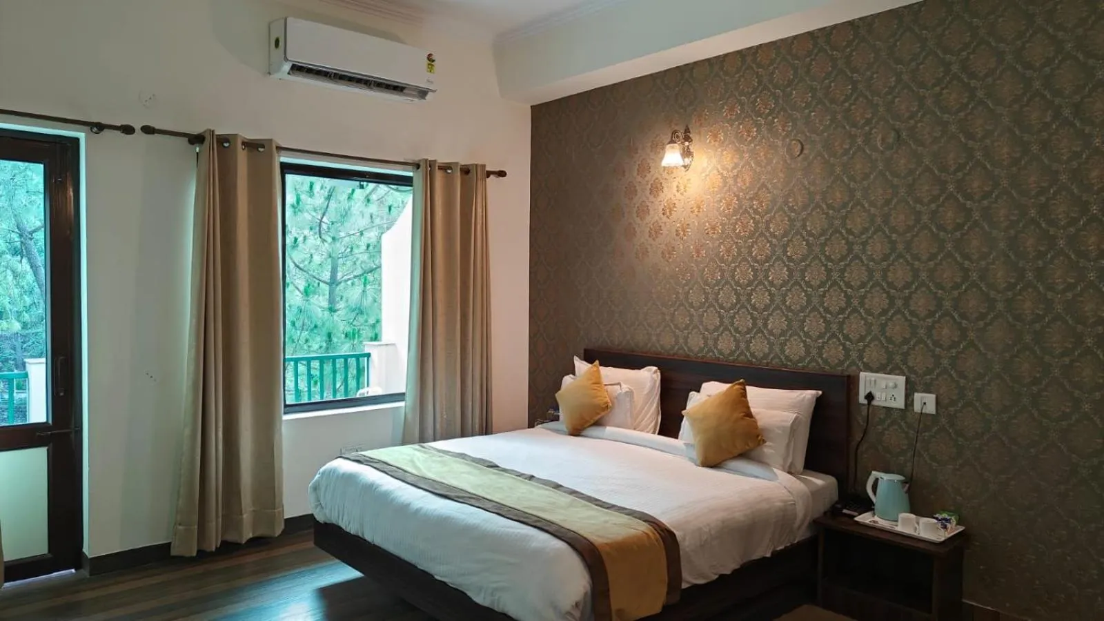 Bed in Pineland Resorts & Chalets Kasauli