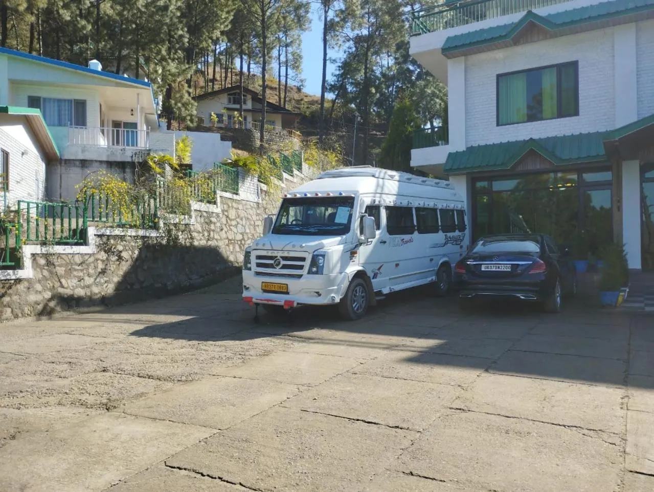Parking in Pineland Resorts & Chalets Kasauli