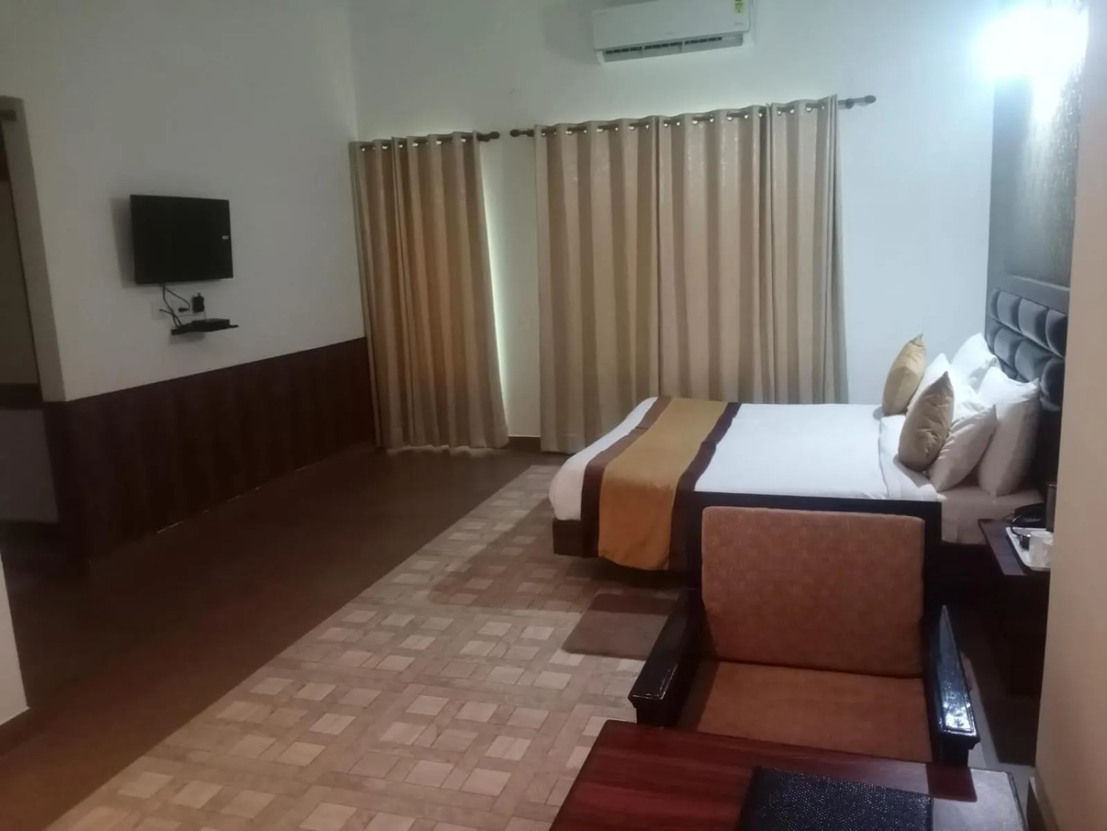 Bed in Pineland Resorts & Chalets Kasauli