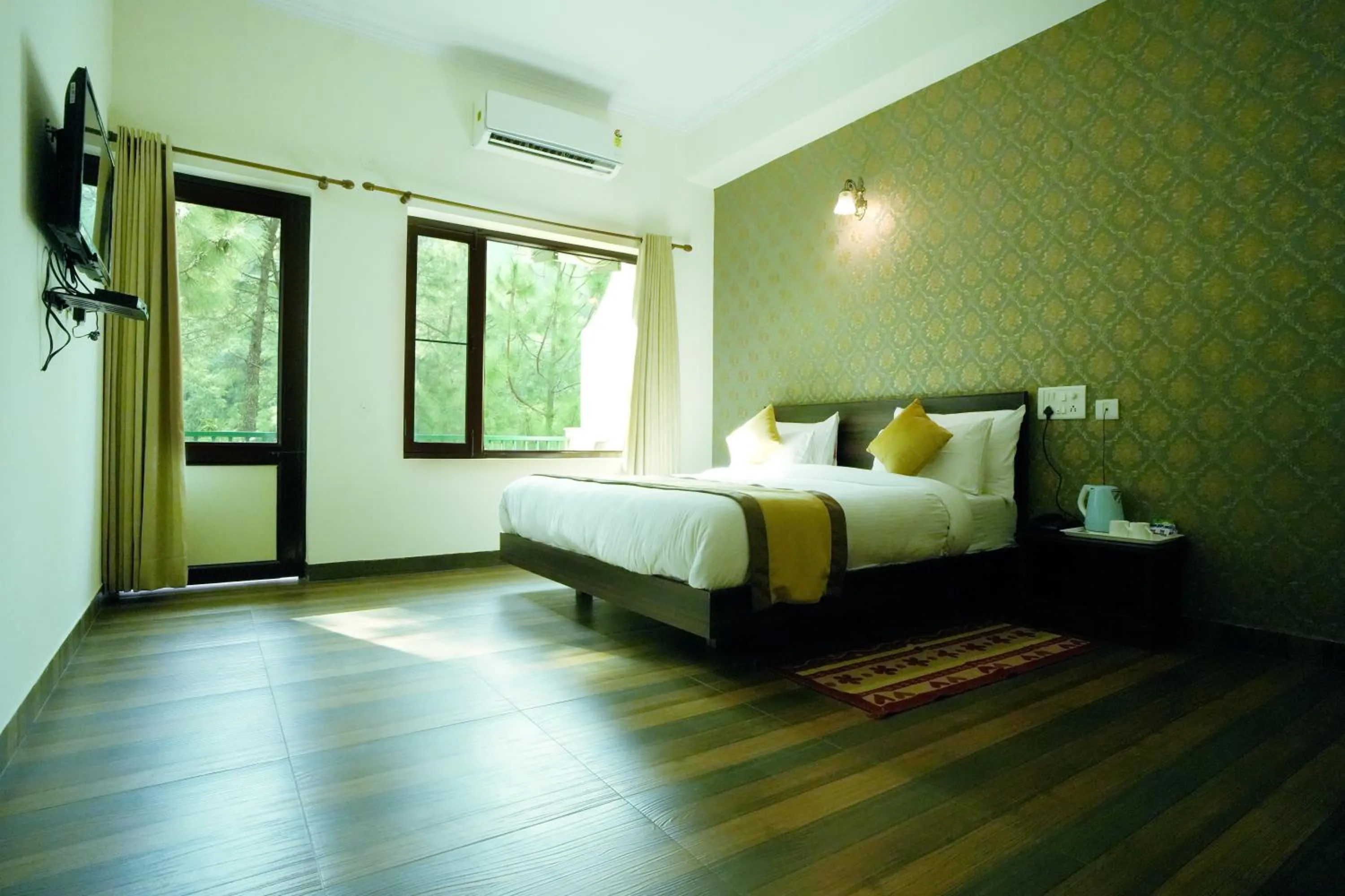 Photo of the whole room, Bed in Pineland Resorts & Chalets Kasauli