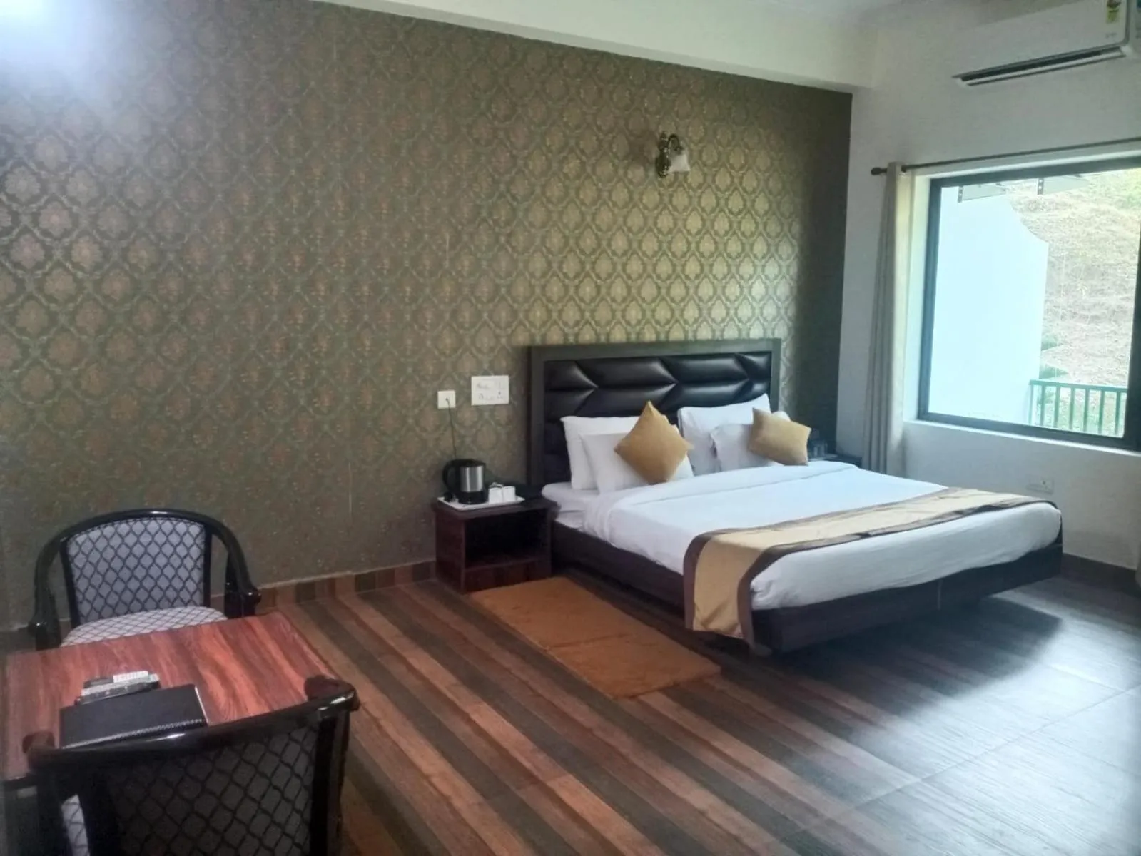 Bed in Pineland Resorts & Chalets Kasauli
