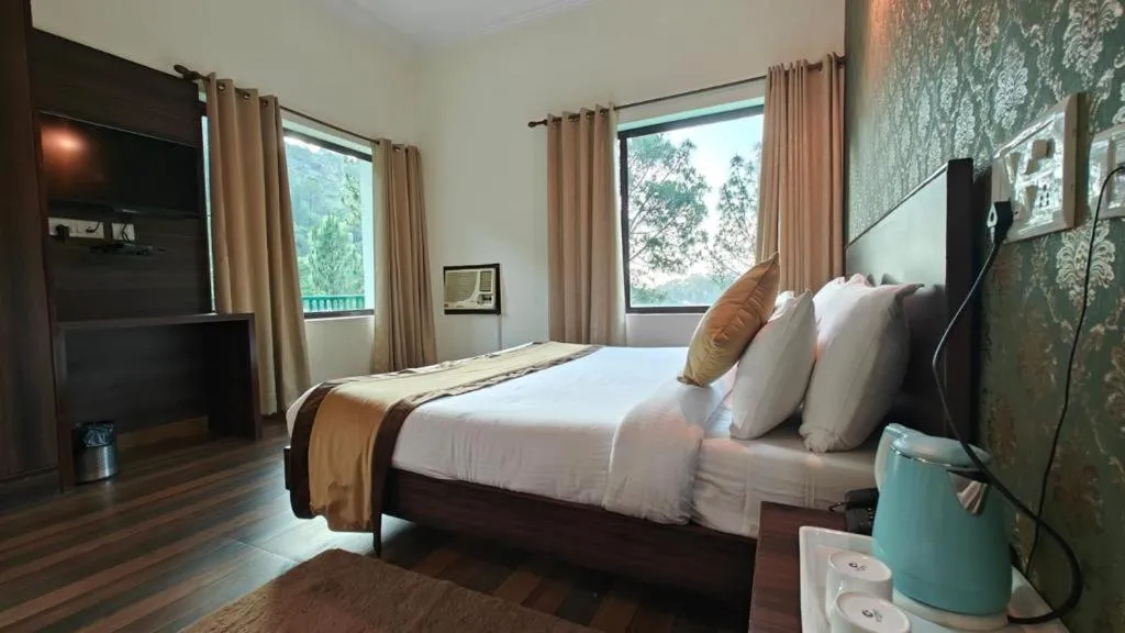 Bed in Pineland Resorts & Chalets Kasauli