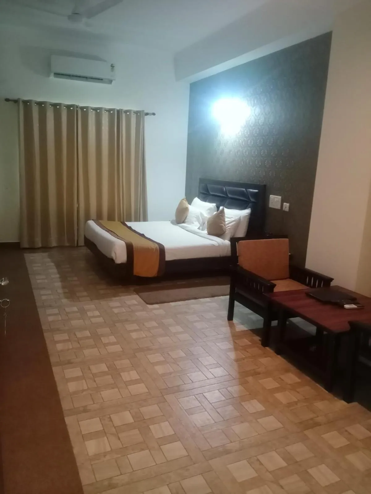 Bed in Pineland Resorts & Chalets Kasauli