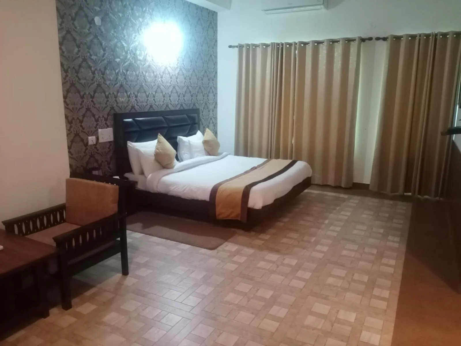 Bed in Pineland Resorts & Chalets Kasauli
