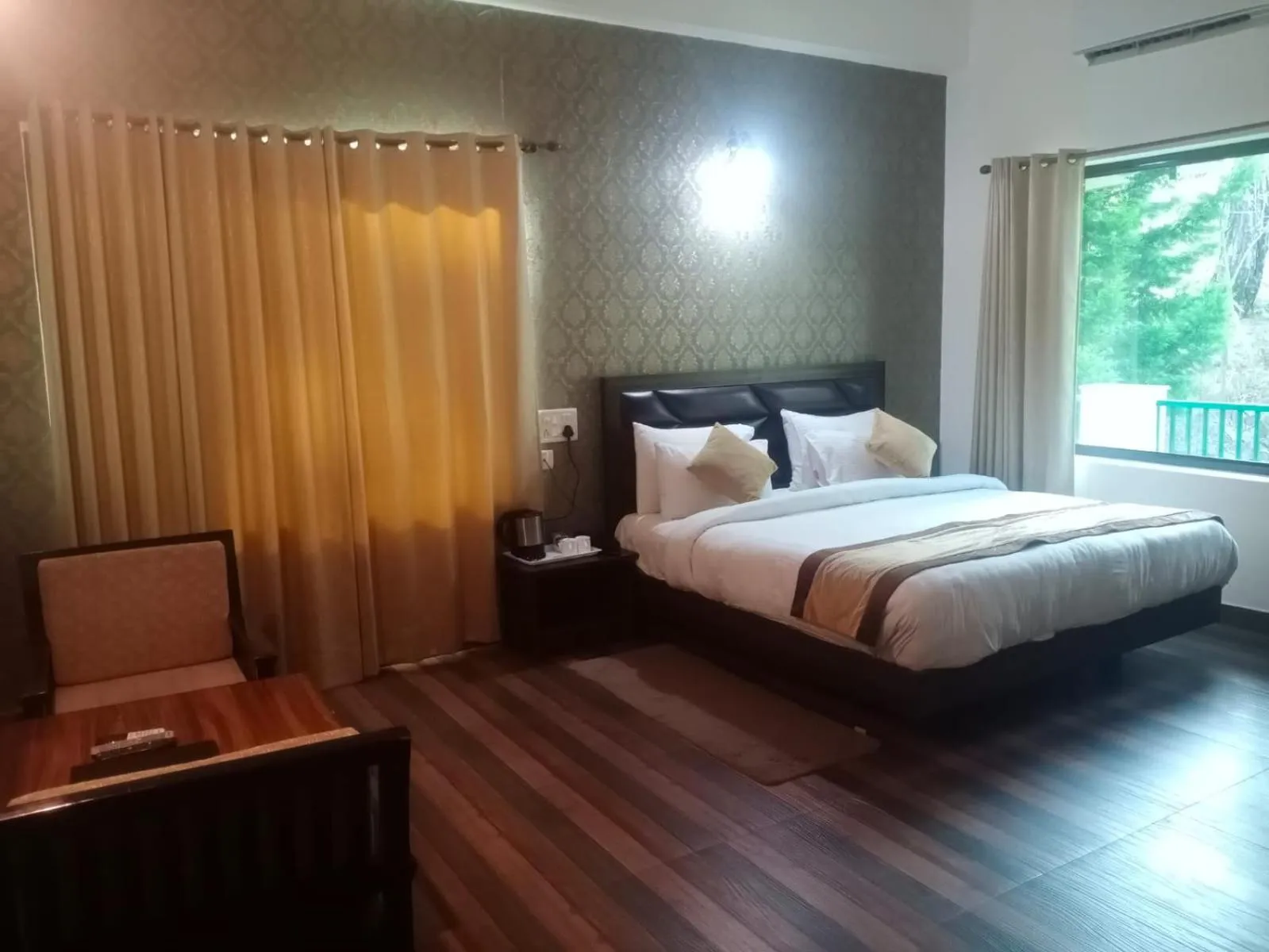 Bed in Pineland Resorts & Chalets Kasauli