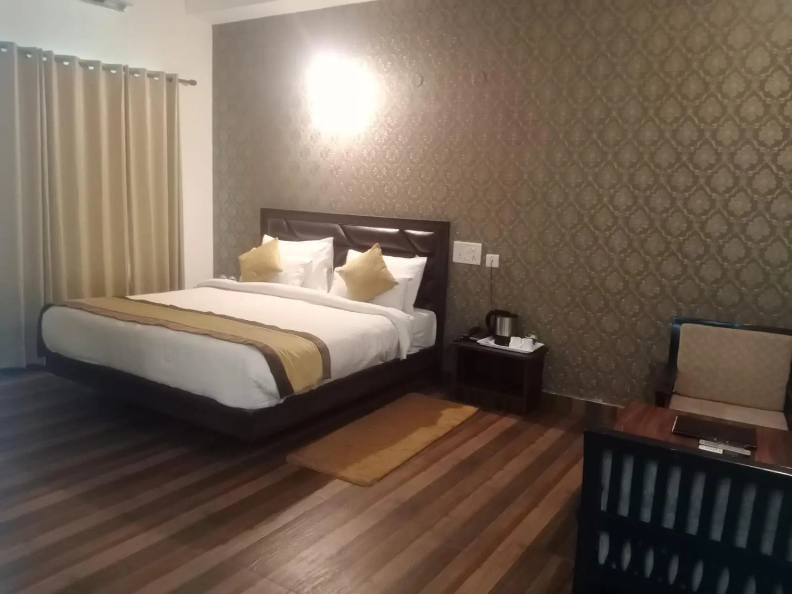 Bed in Pineland Resorts & Chalets Kasauli