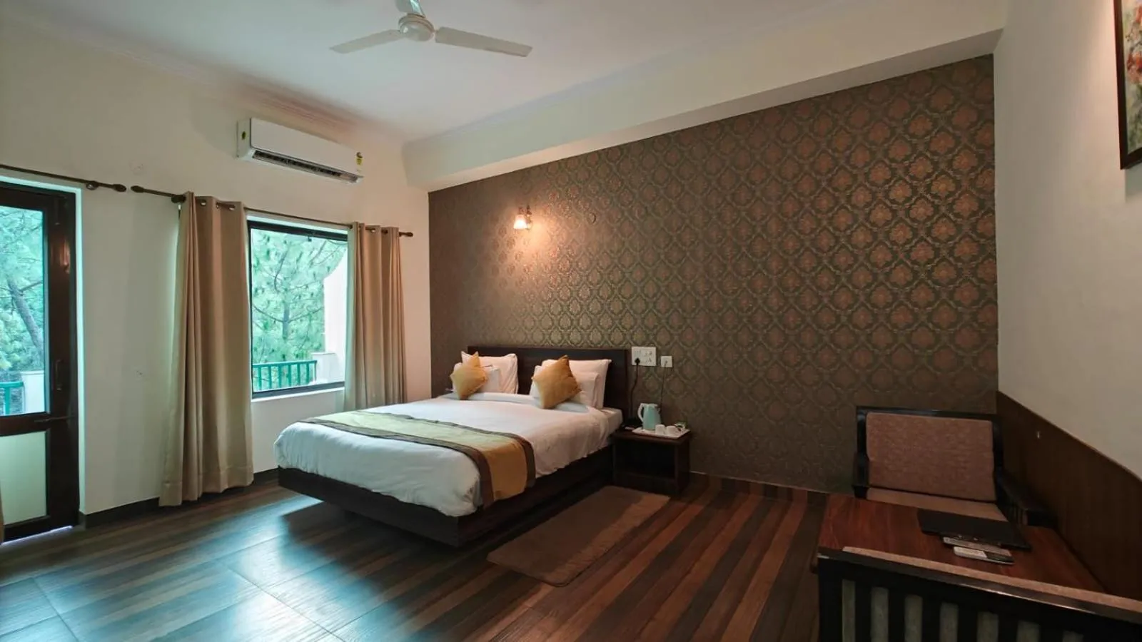 Bed in Pineland Resorts & Chalets Kasauli