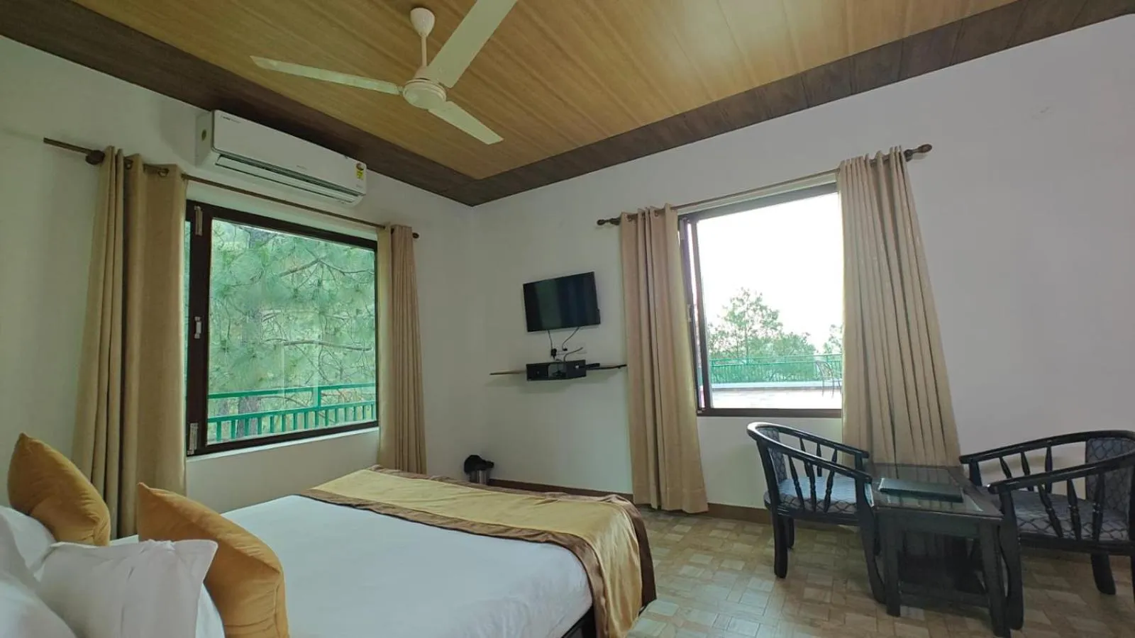 Bed in Pineland Resorts & Chalets Kasauli