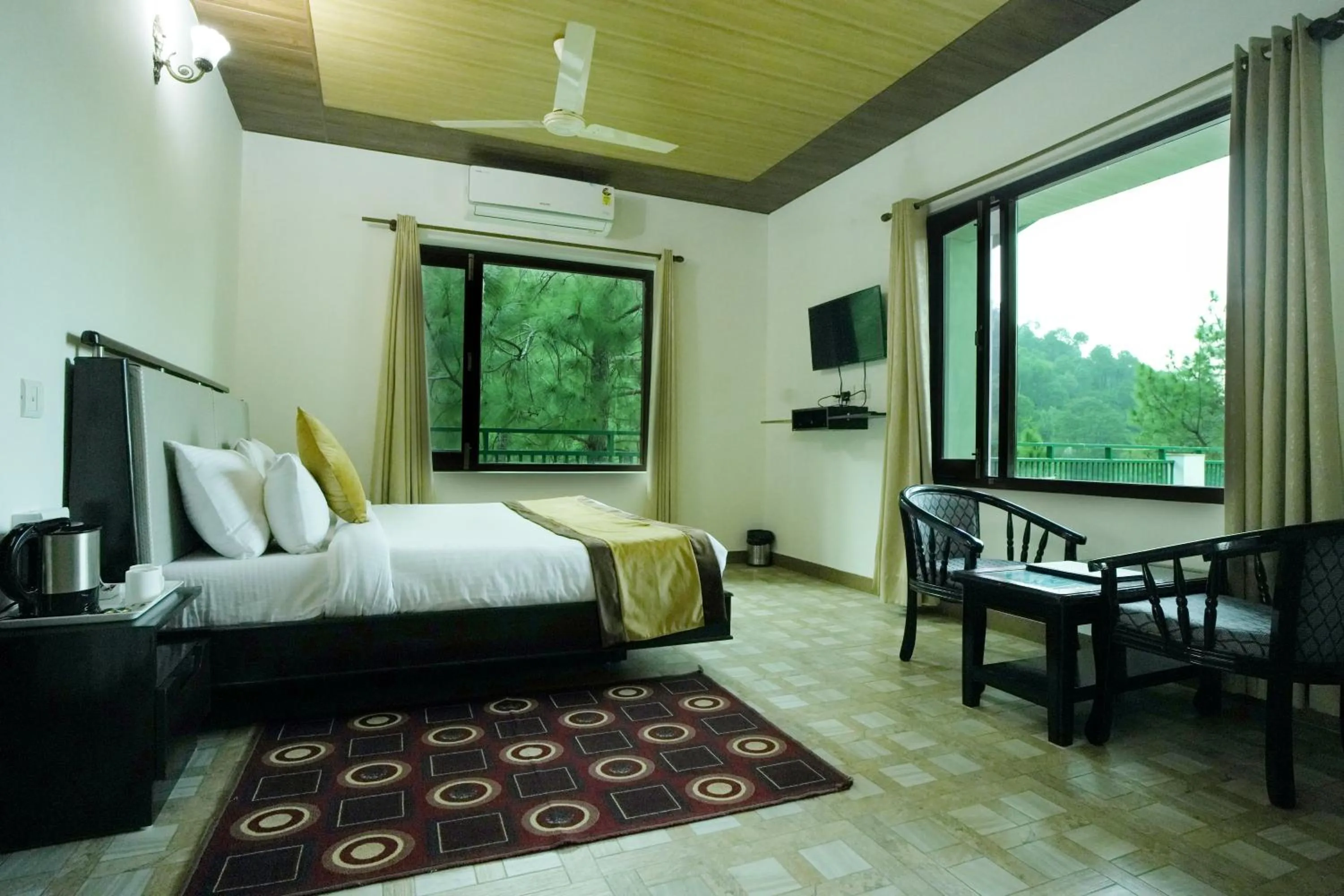 Photo of the whole room, Bed in Pineland Resorts & Chalets Kasauli