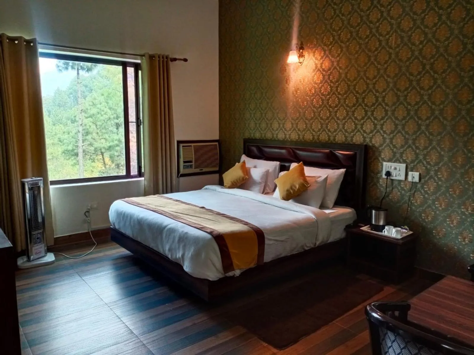 Bed in Pineland Resorts & Chalets Kasauli