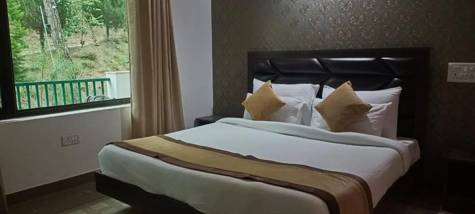 Bed in Pineland Resorts & Chalets Kasauli