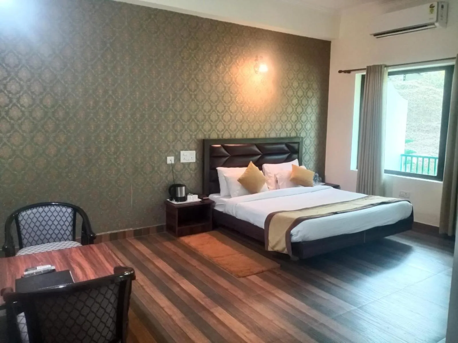 Bed in Pineland Resorts & Chalets Kasauli