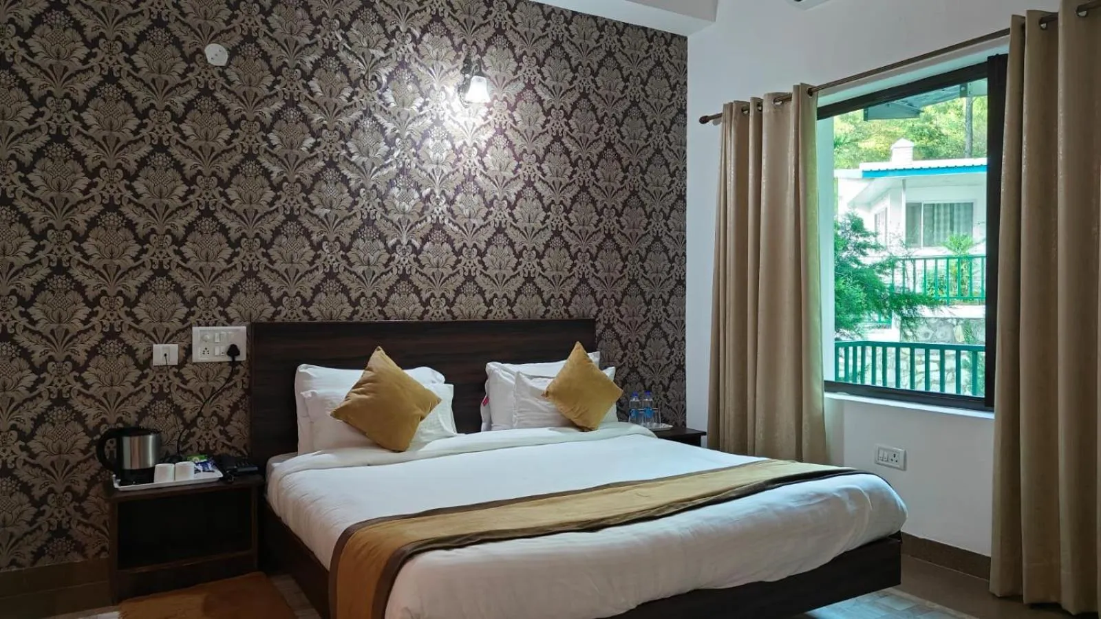 Bed in Pineland Resorts & Chalets Kasauli