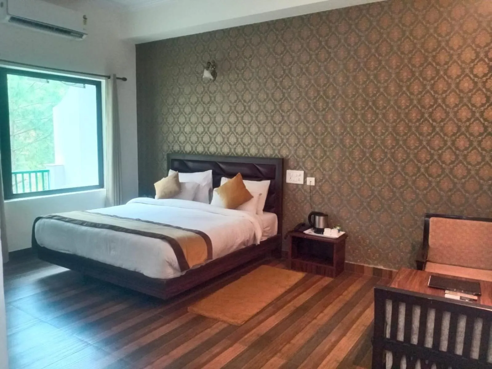 Bed in Pineland Resorts & Chalets Kasauli