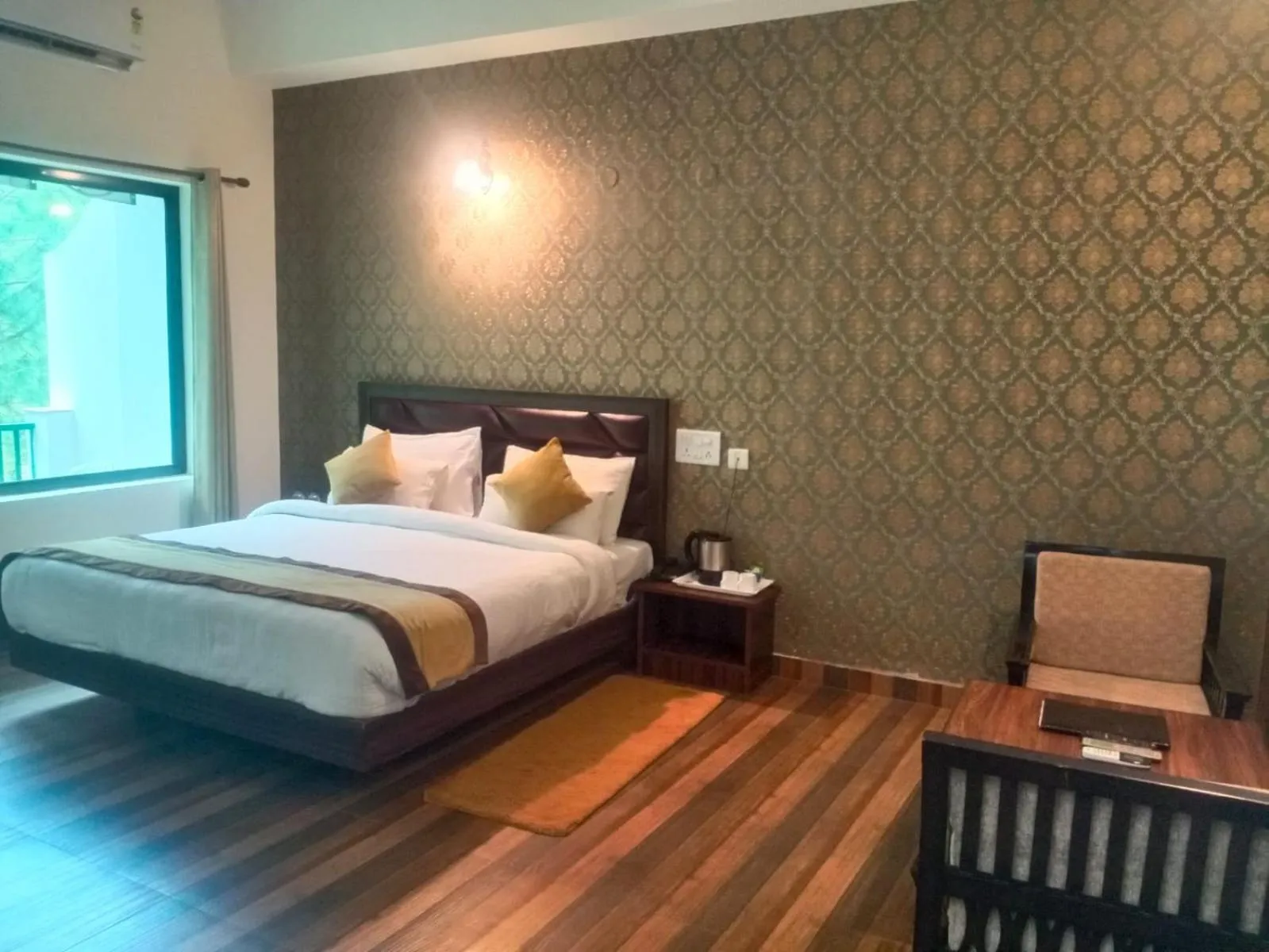 Bed in Pineland Resorts & Chalets Kasauli