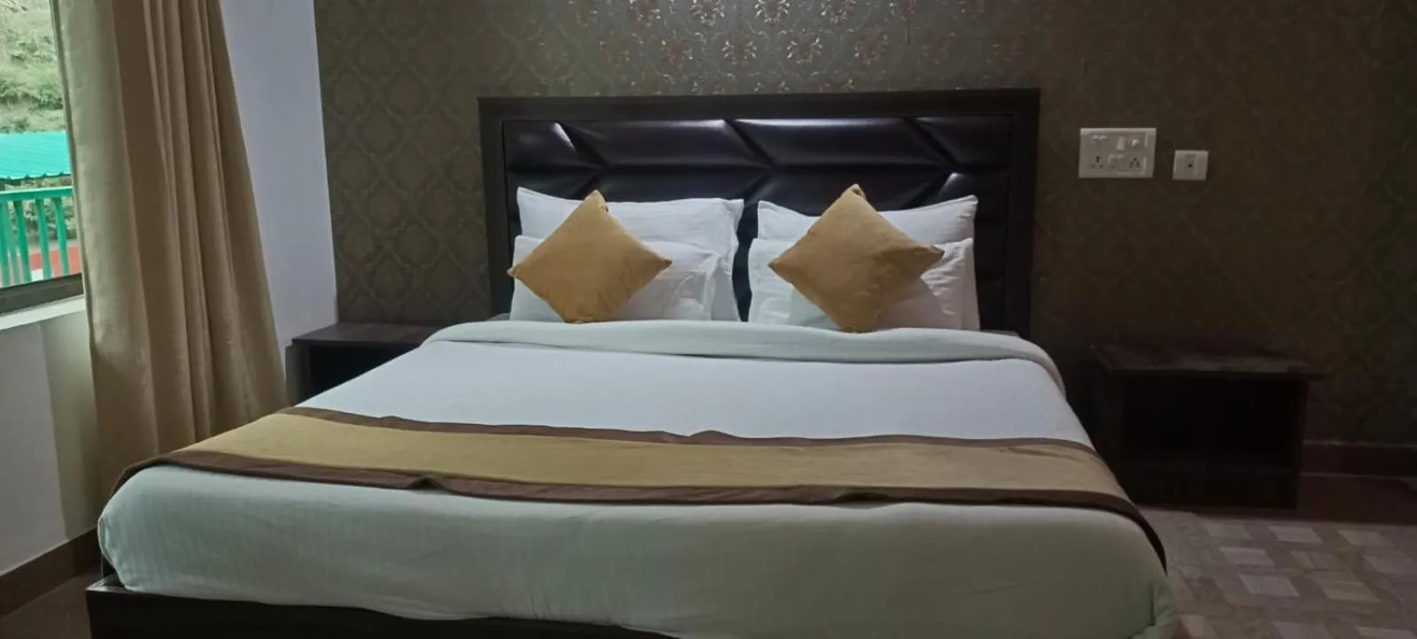 Bed in Pineland Resorts & Chalets Kasauli