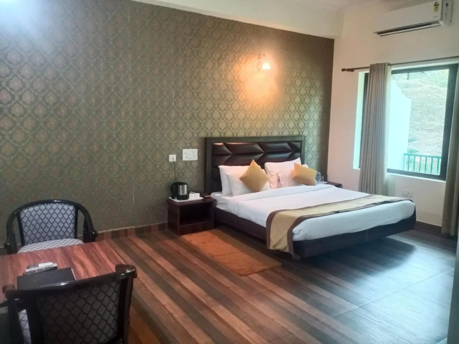 Bed in Pineland Resorts & Chalets Kasauli