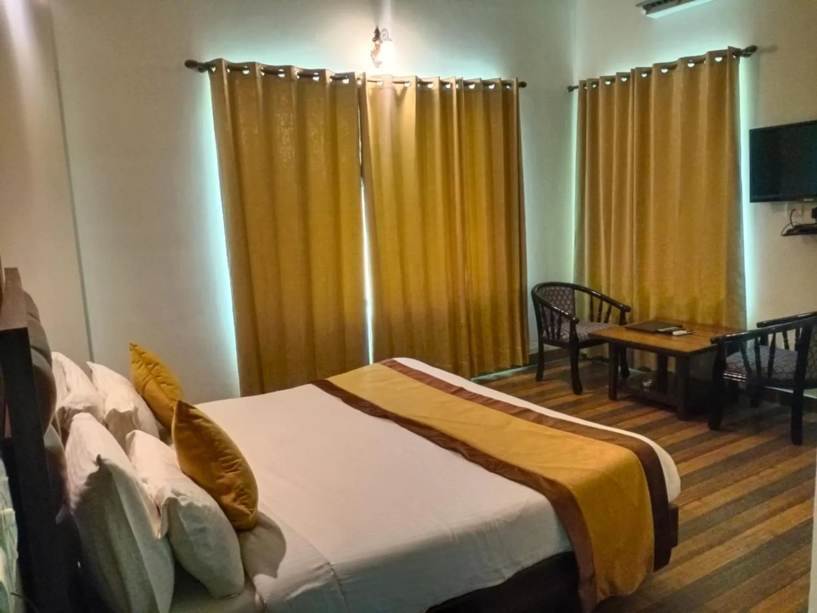 Bed in Pineland Resorts & Chalets Kasauli