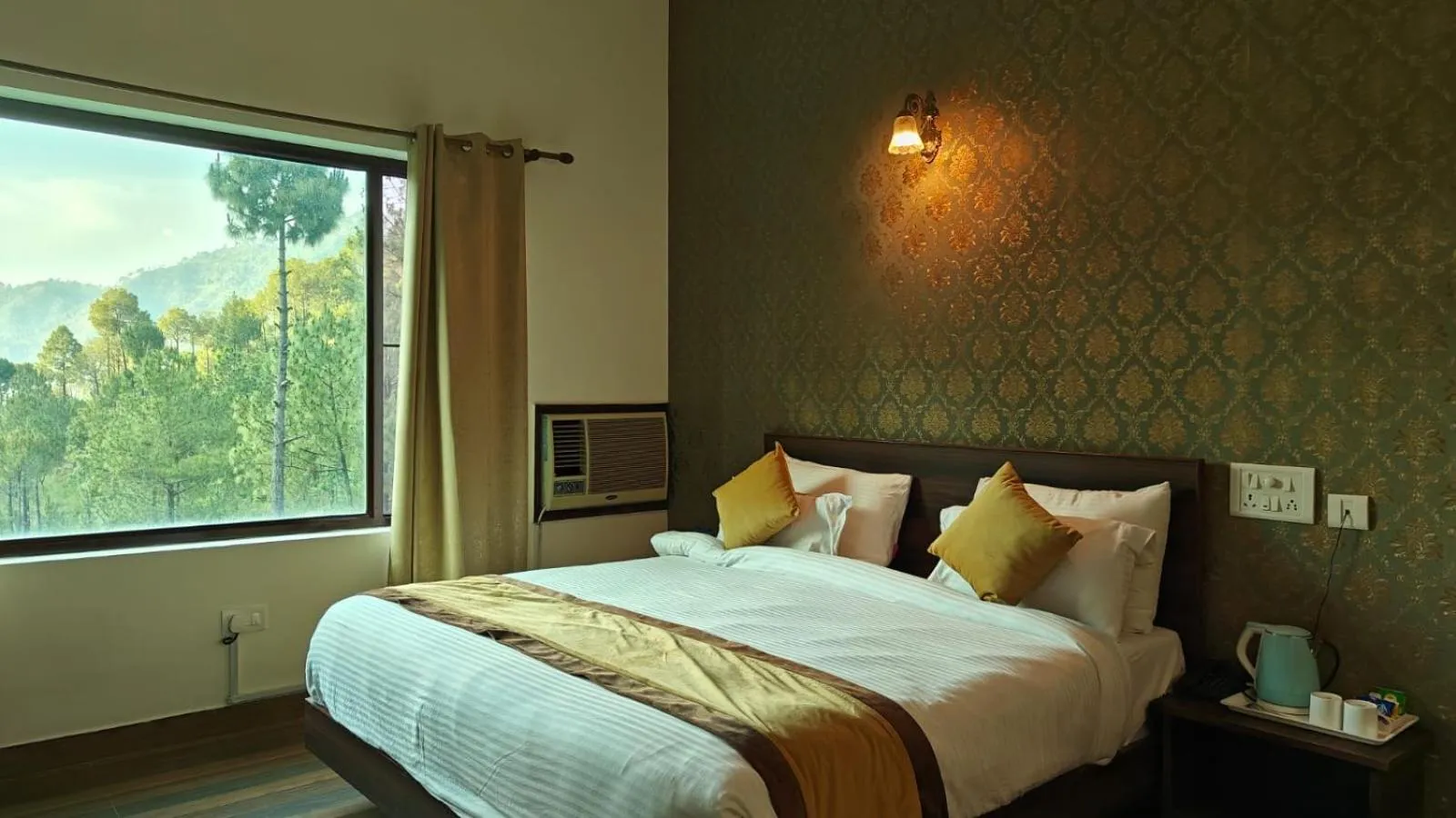 Bed in Pineland Resorts & Chalets Kasauli