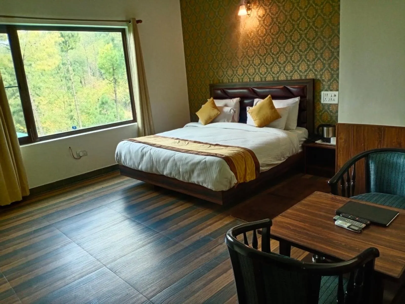 Bed in Pineland Resorts & Chalets Kasauli