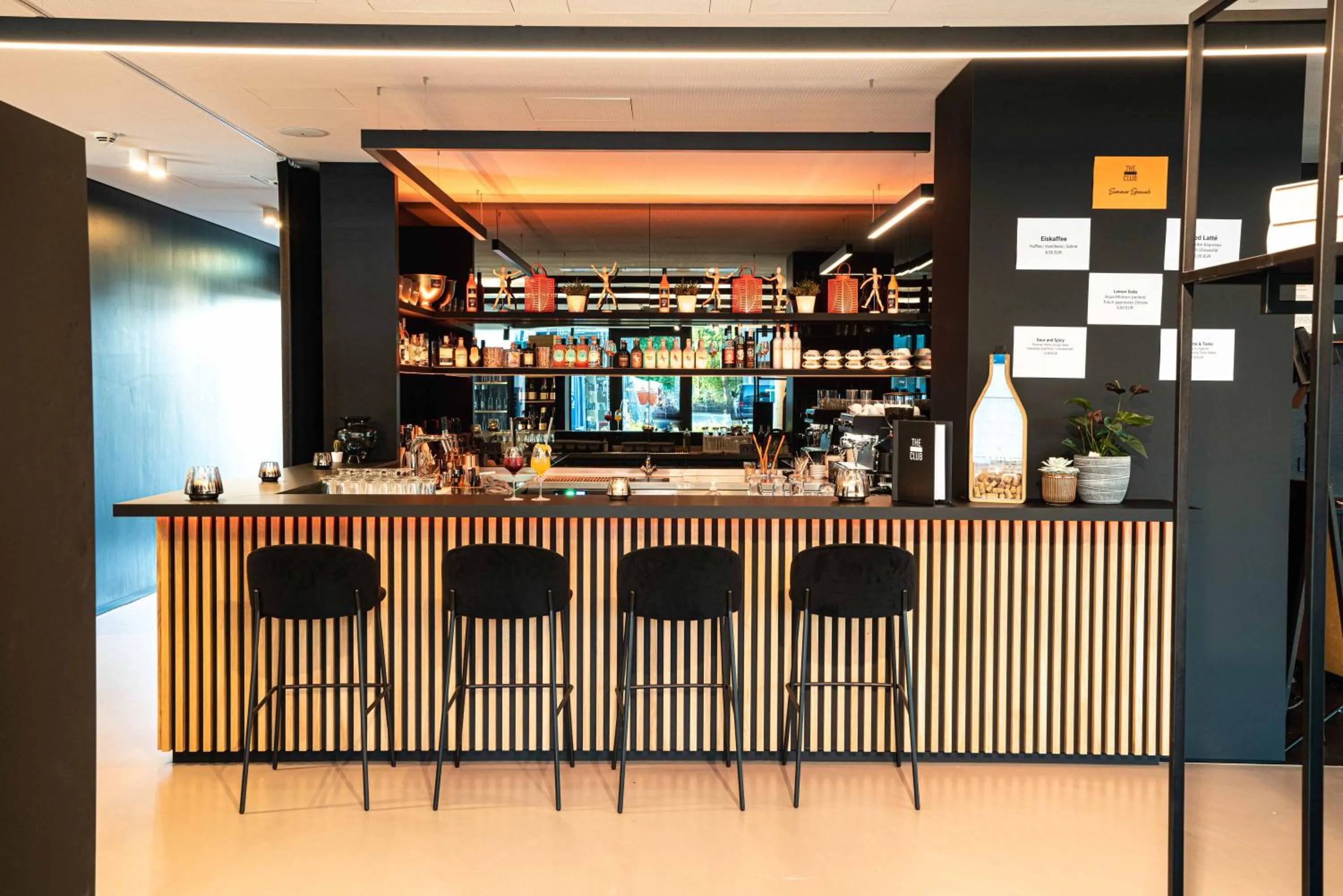 Lounge or bar in GREFIS Hotel München-Gräfelfing