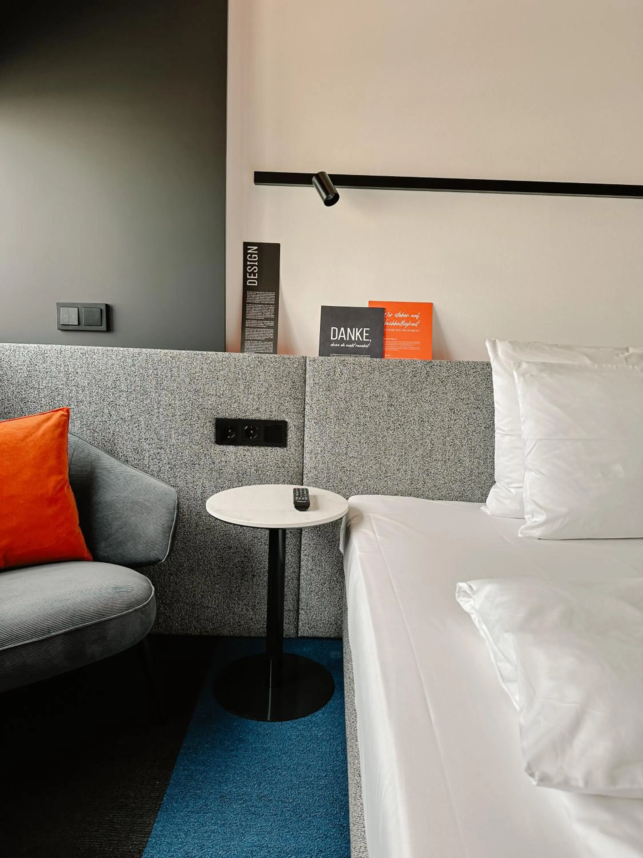 Seating area, Bed in GREFIS Hotel München-Gräfelfing