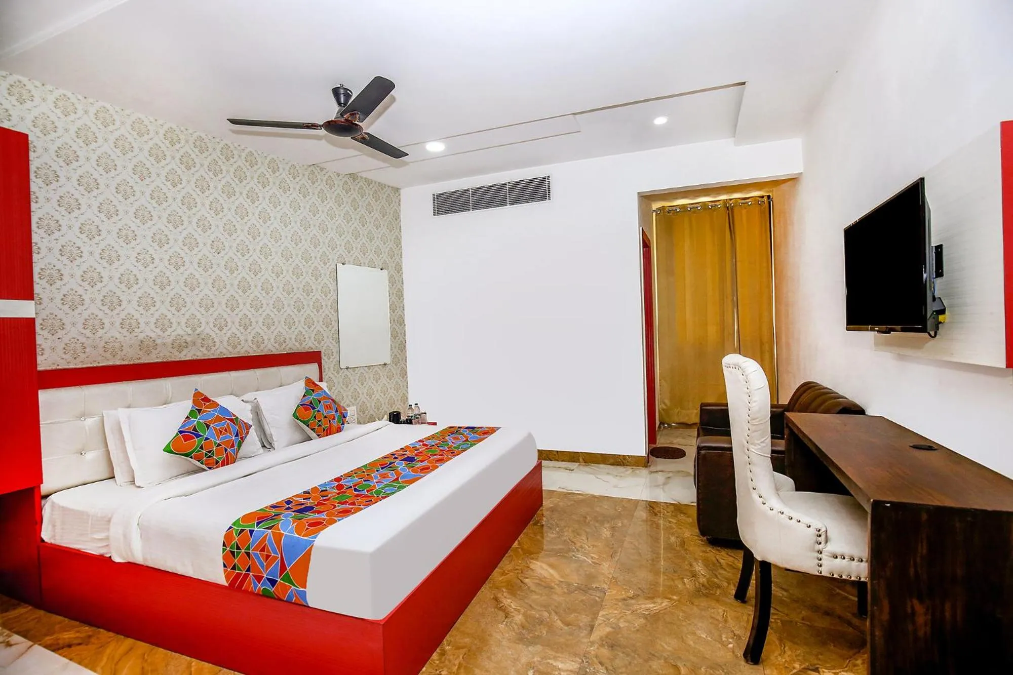 Communal lounge/ TV room in FabHotel Golden Temple Paradise - 50 meters from Golden Temple