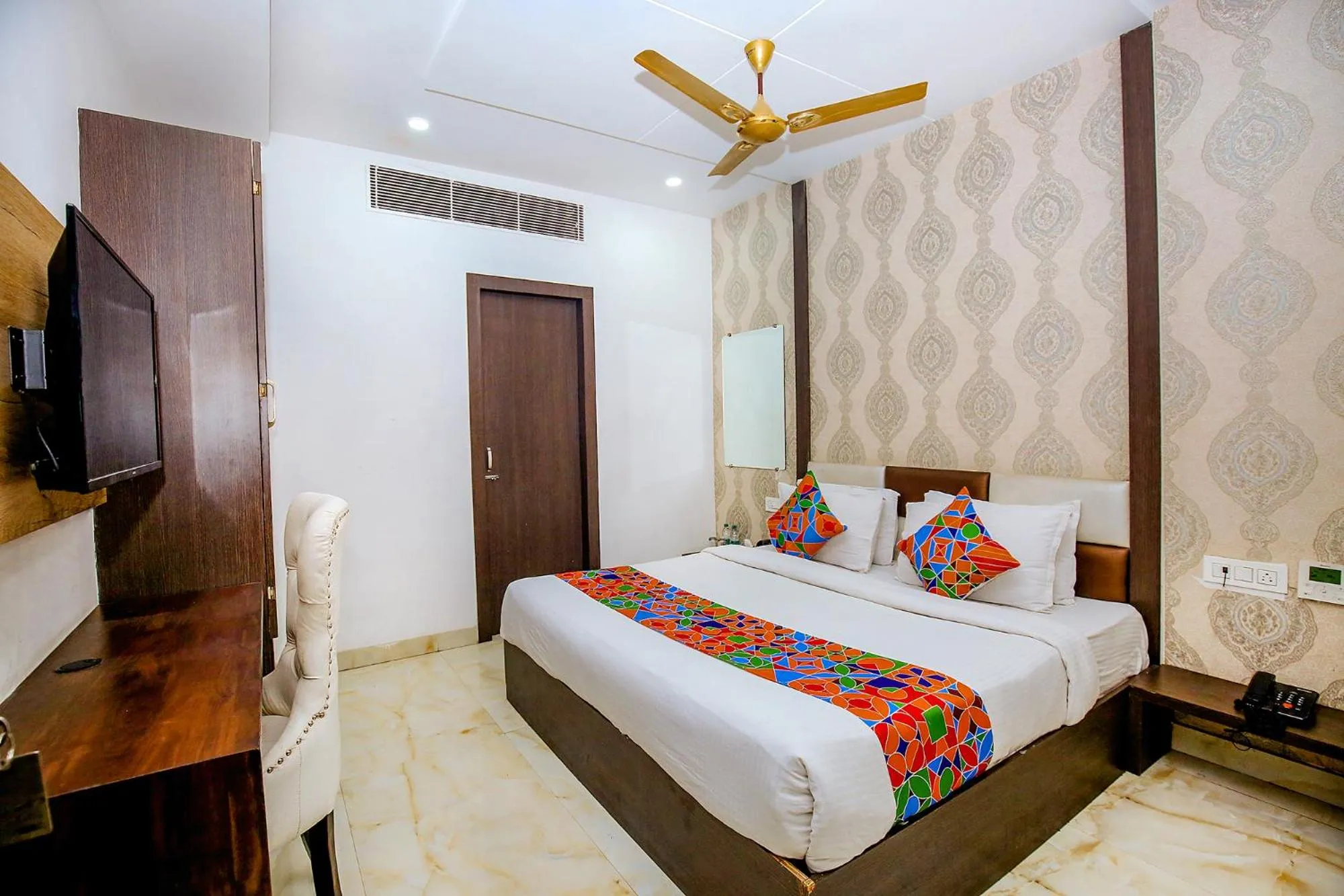 Communal lounge/ TV room in FabHotel Golden Temple Paradise - 50 meters from Golden Temple