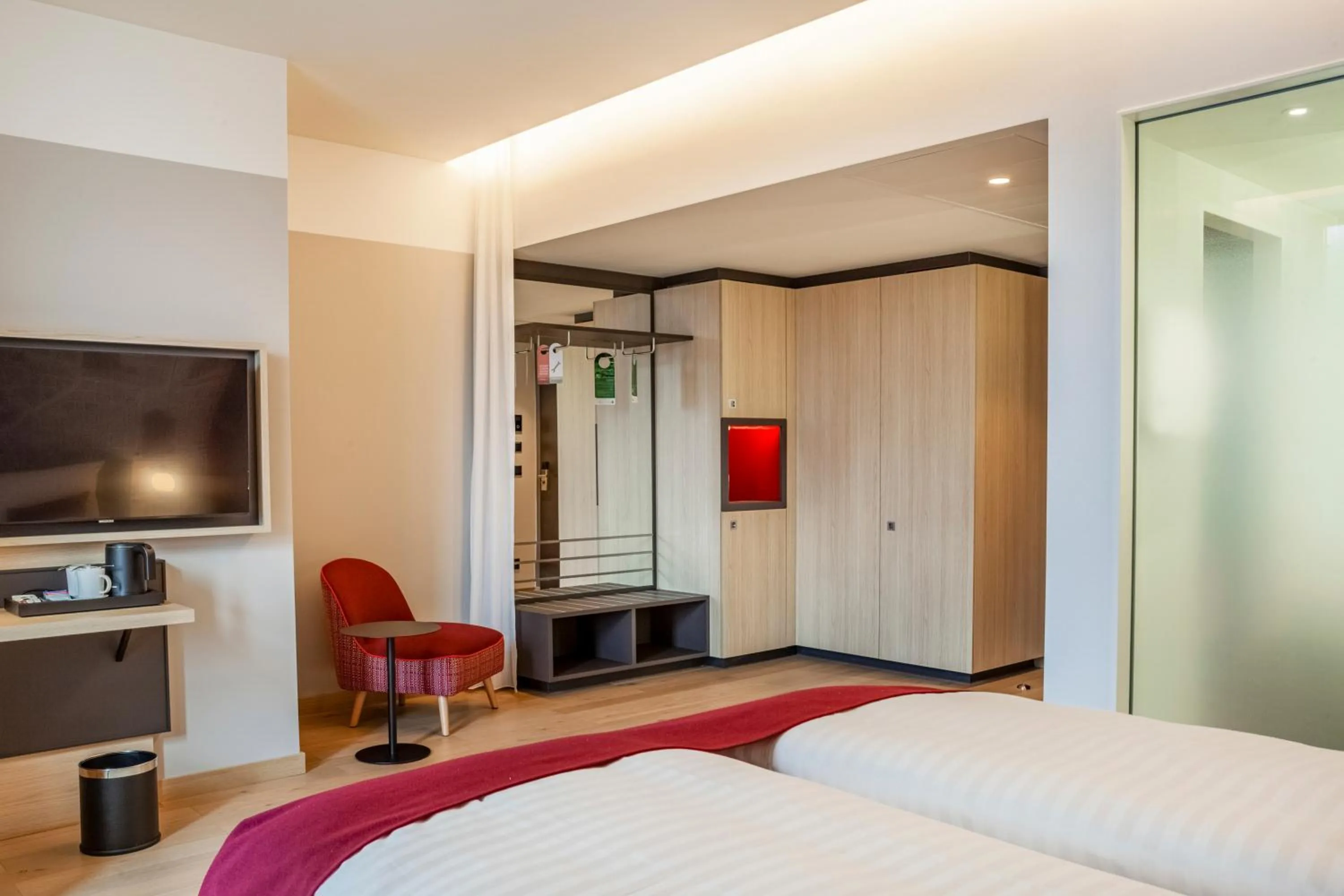furniture, Bed in IntercityHotel Dortmund