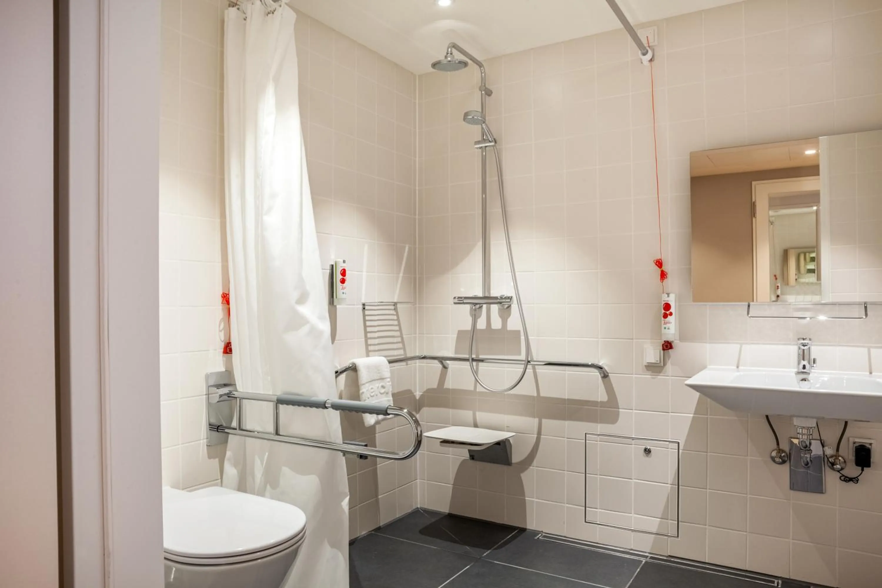 Bathroom in IntercityHotel Dortmund