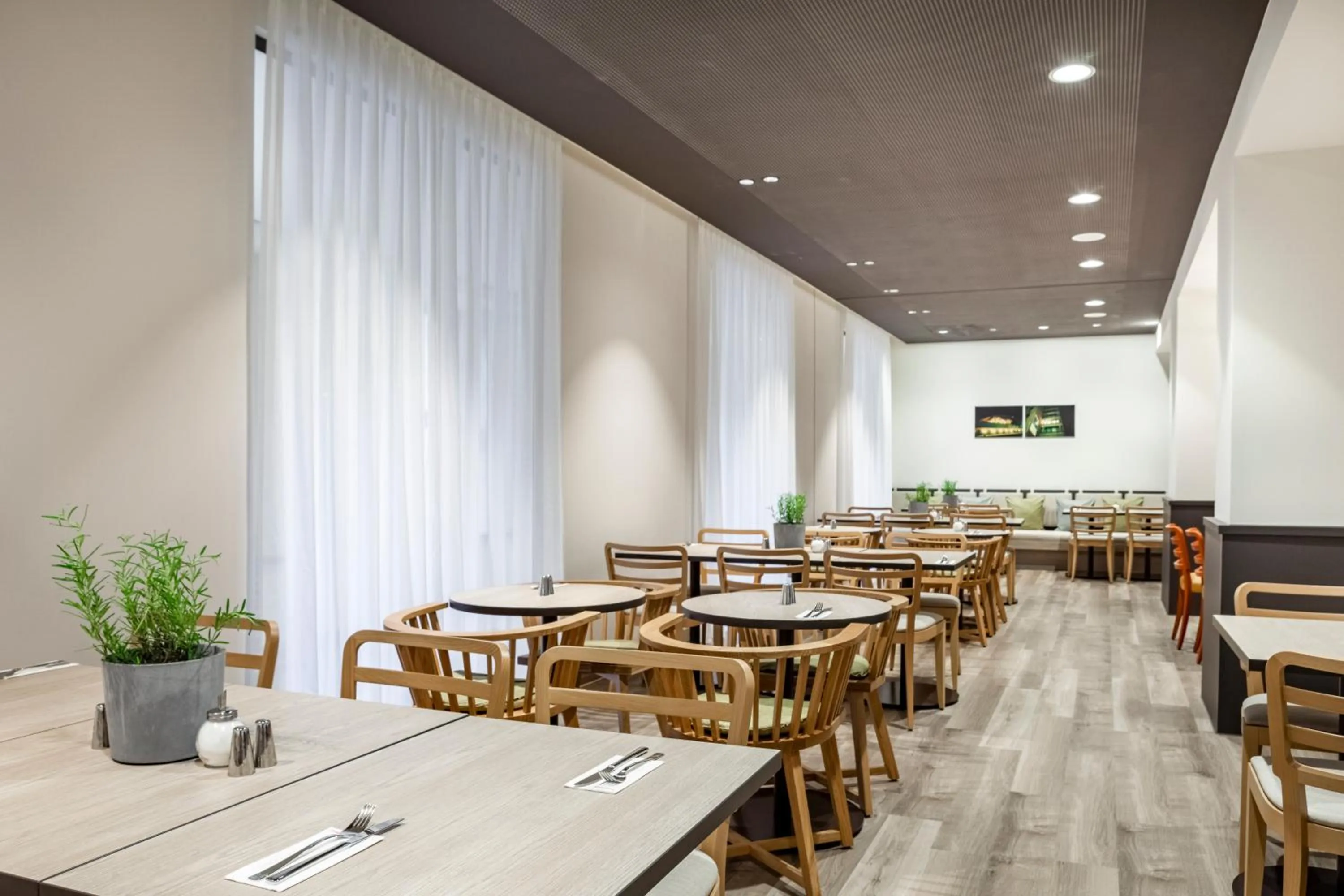 Restaurant/places to eat in IntercityHotel Dortmund