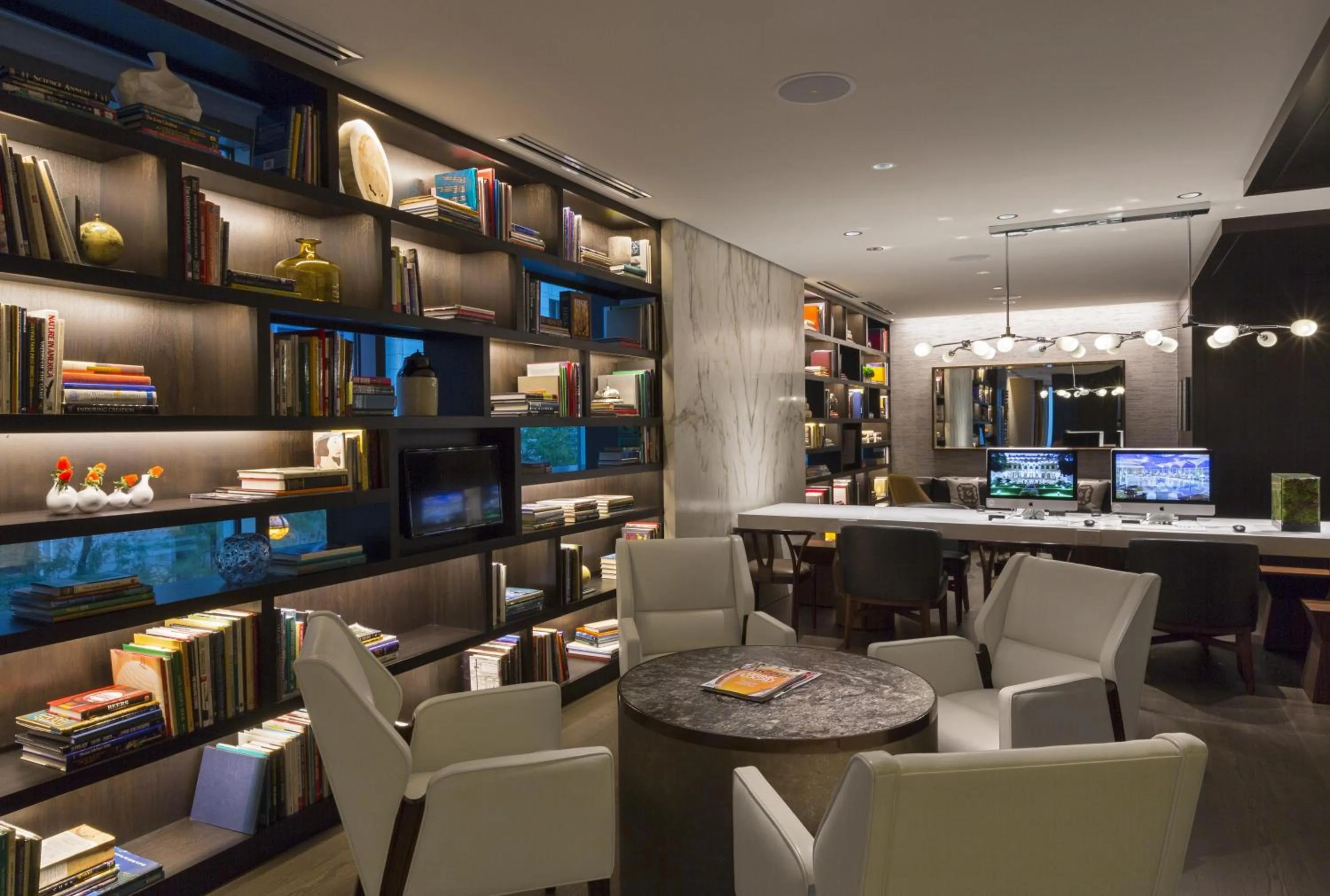 Lounge or bar in Hyatt Centric Chicago Magnificent Mile