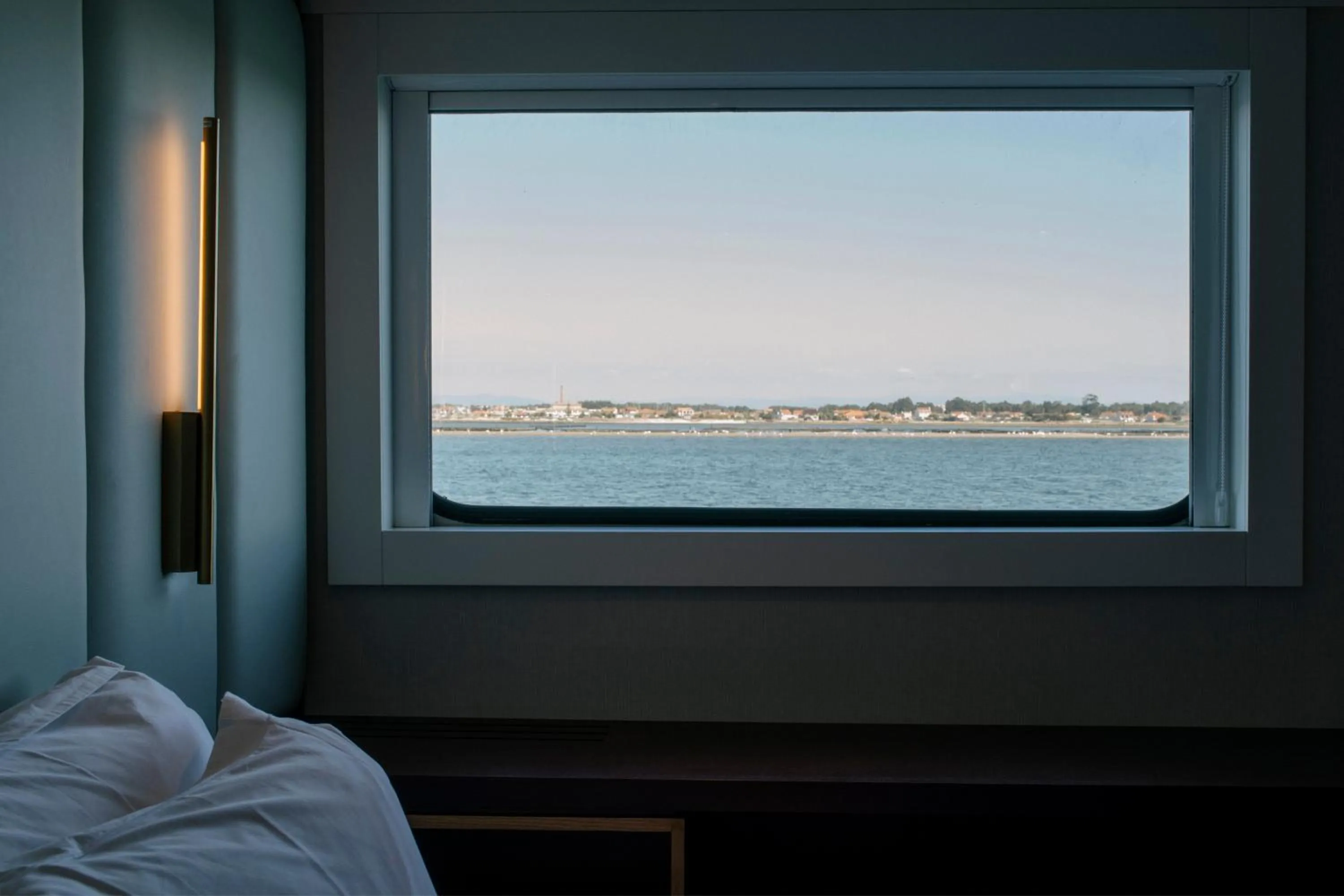 River view, Bed in Costa do Sal Hotel Boat Lounge