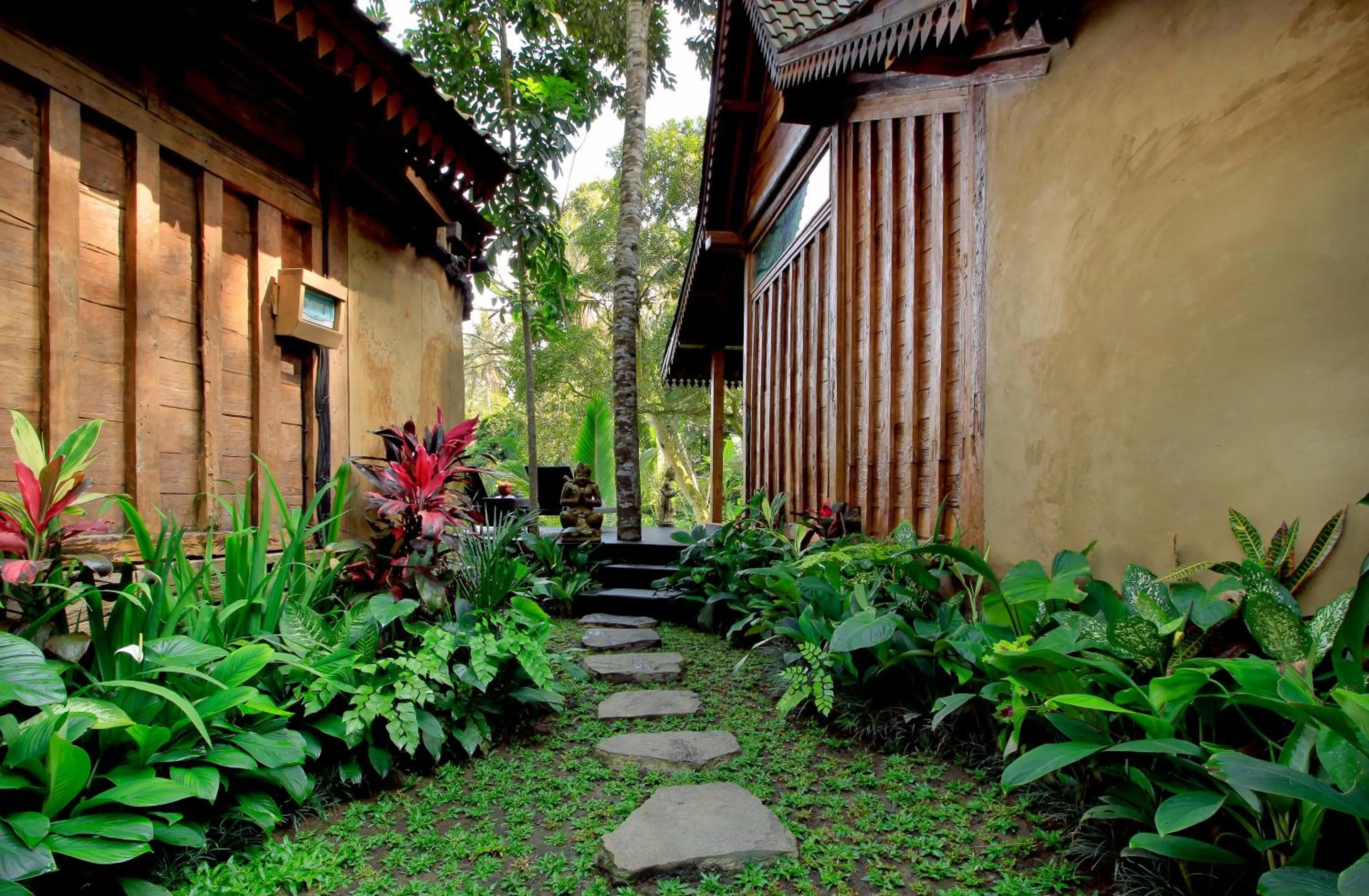 Facade/entrance in Masakali Retreat